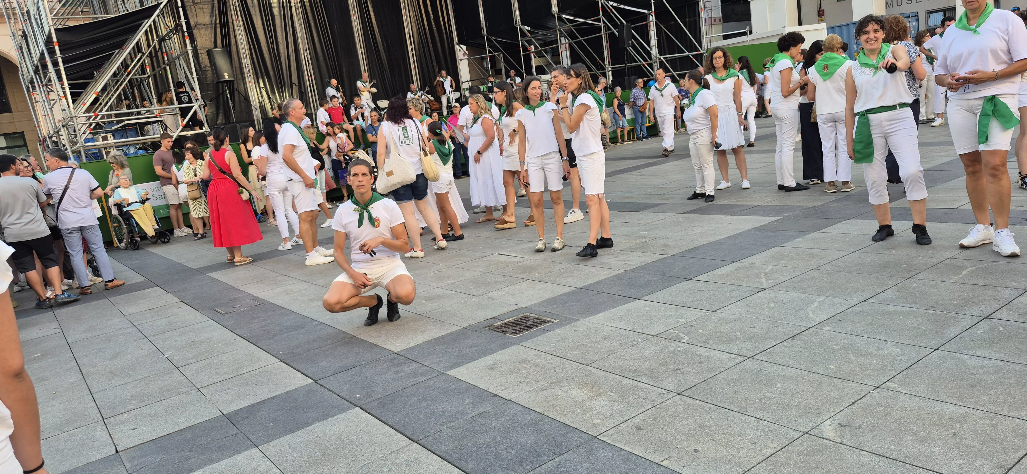 Baile de la Jota de San Lorenzo en la plaza López Allué. Foto Myriam Martínez