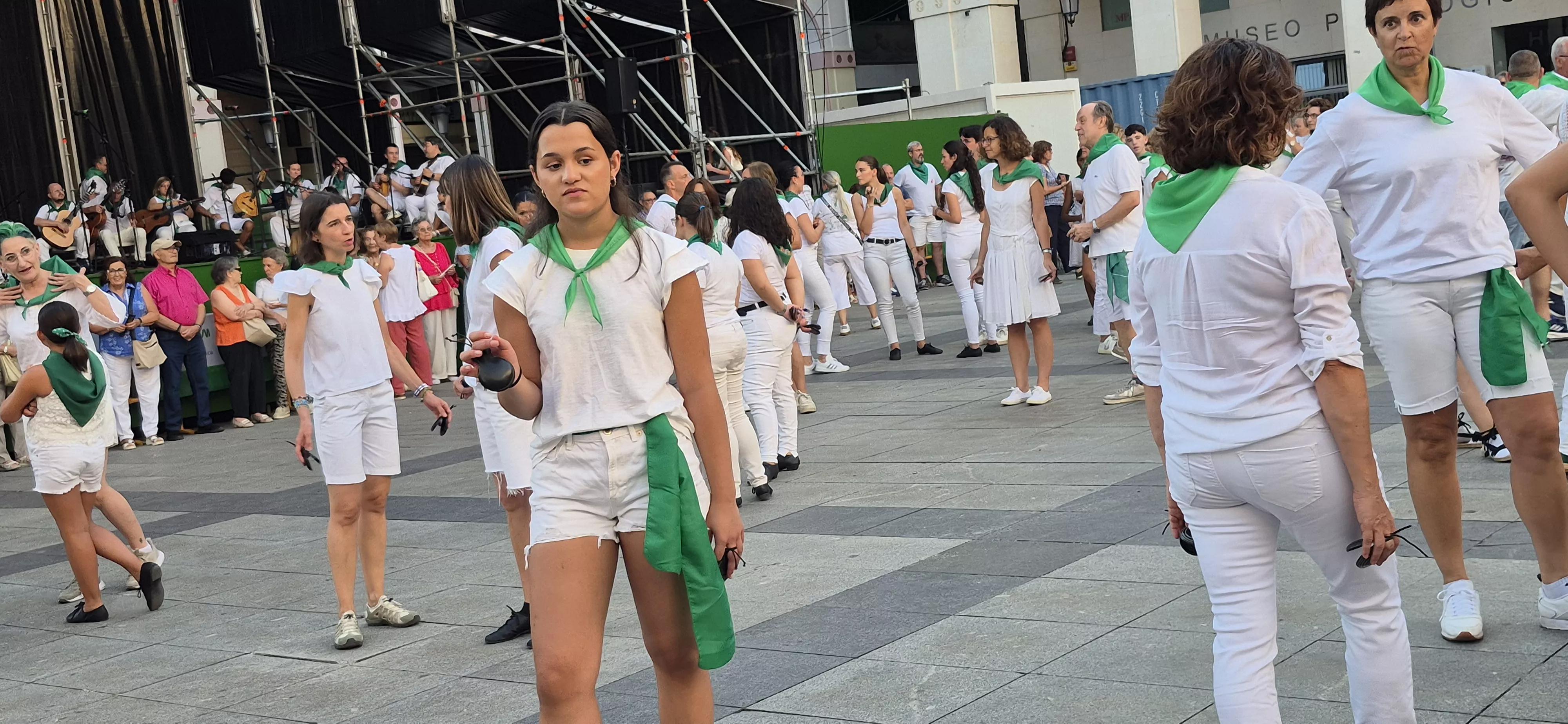 Baile de la Jota de San Lorenzo en la plaza López Allué. Foto Myriam Martínez