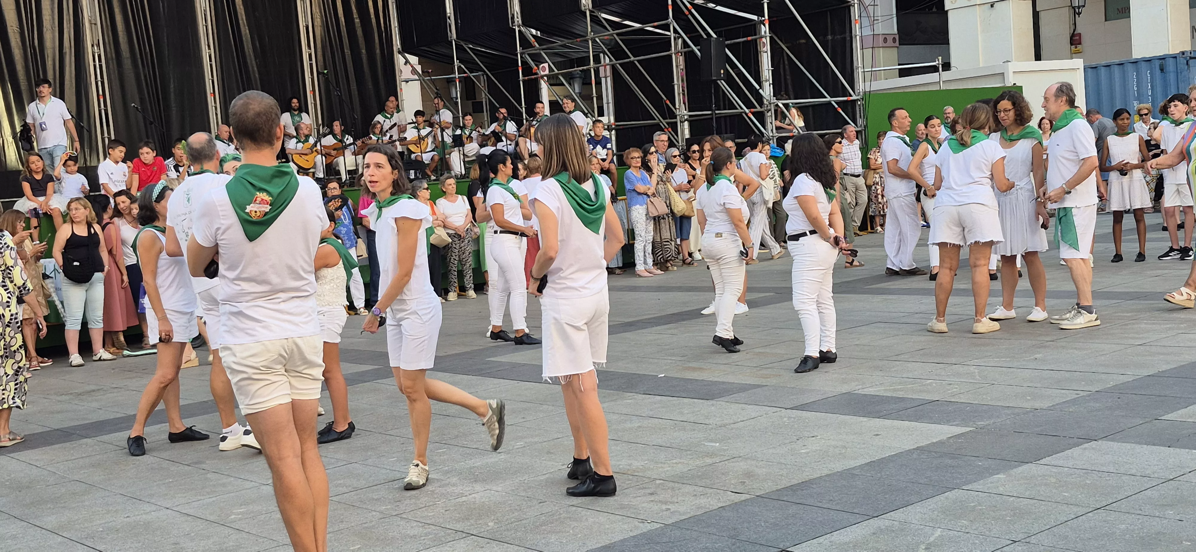 Baile de la Jota de San Lorenzo en la plaza López Allué. Foto Myriam Martínez