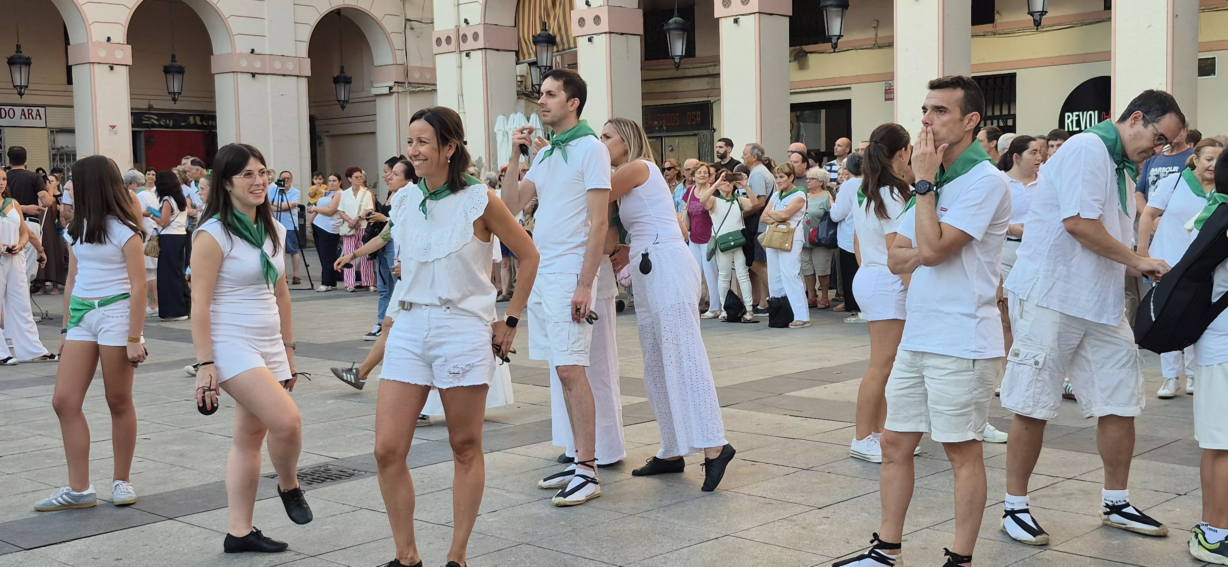Baile de la Jota de San Lorenzo en la plaza López Allué. Foto Myriam Martínez