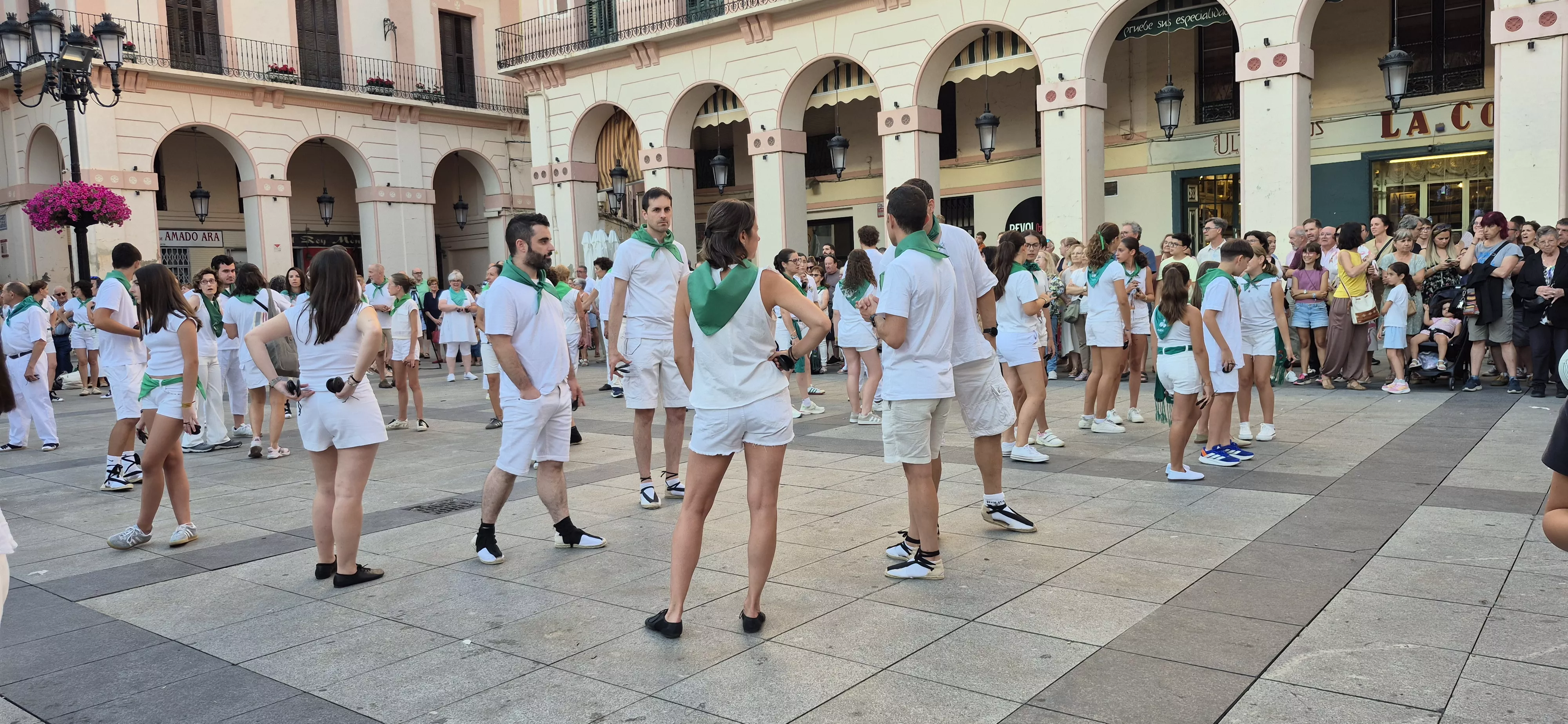 Baile de la Jota de San Lorenzo en la plaza López Allué. Foto Myriam Martínez