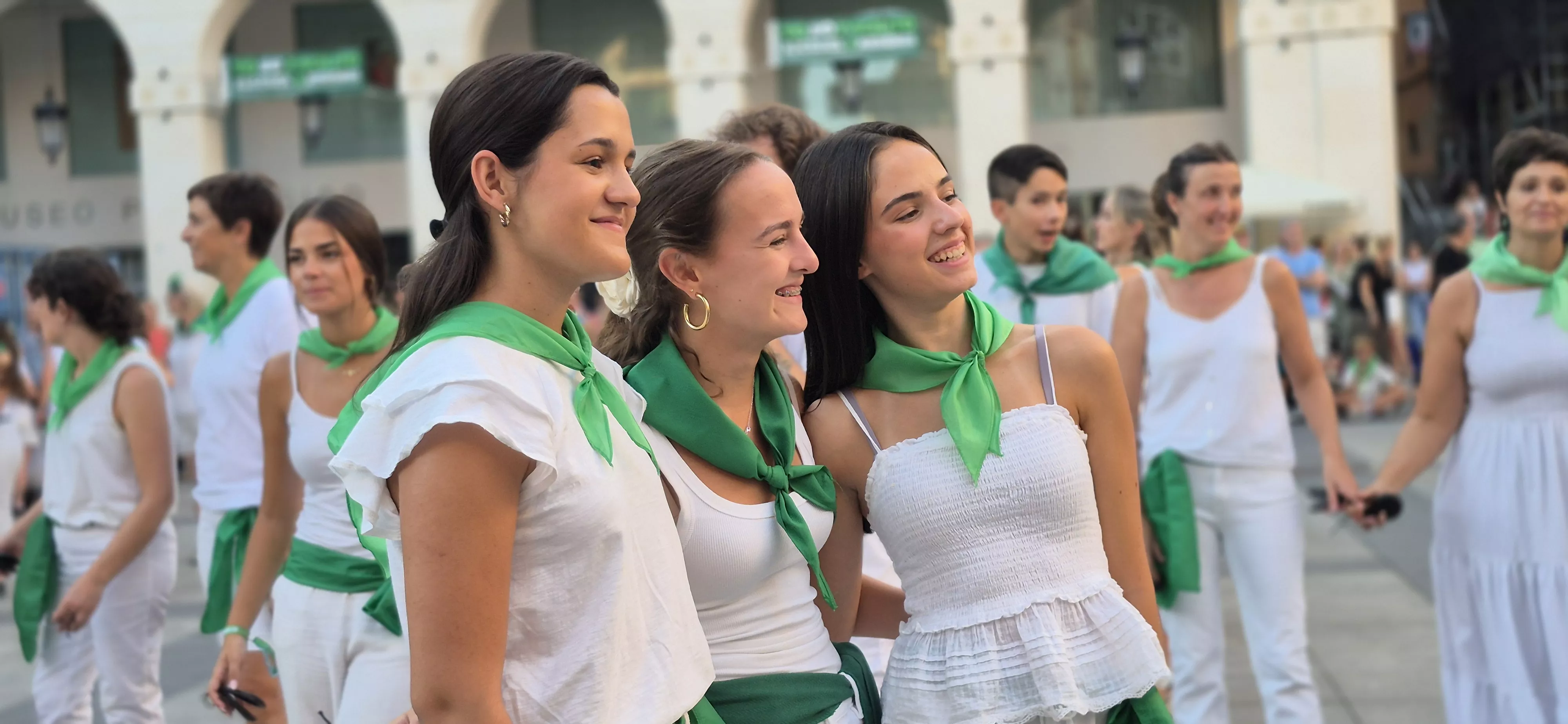 Baile de la Jota de San Lorenzo en la plaza López Allué. Foto Myriam Martínez