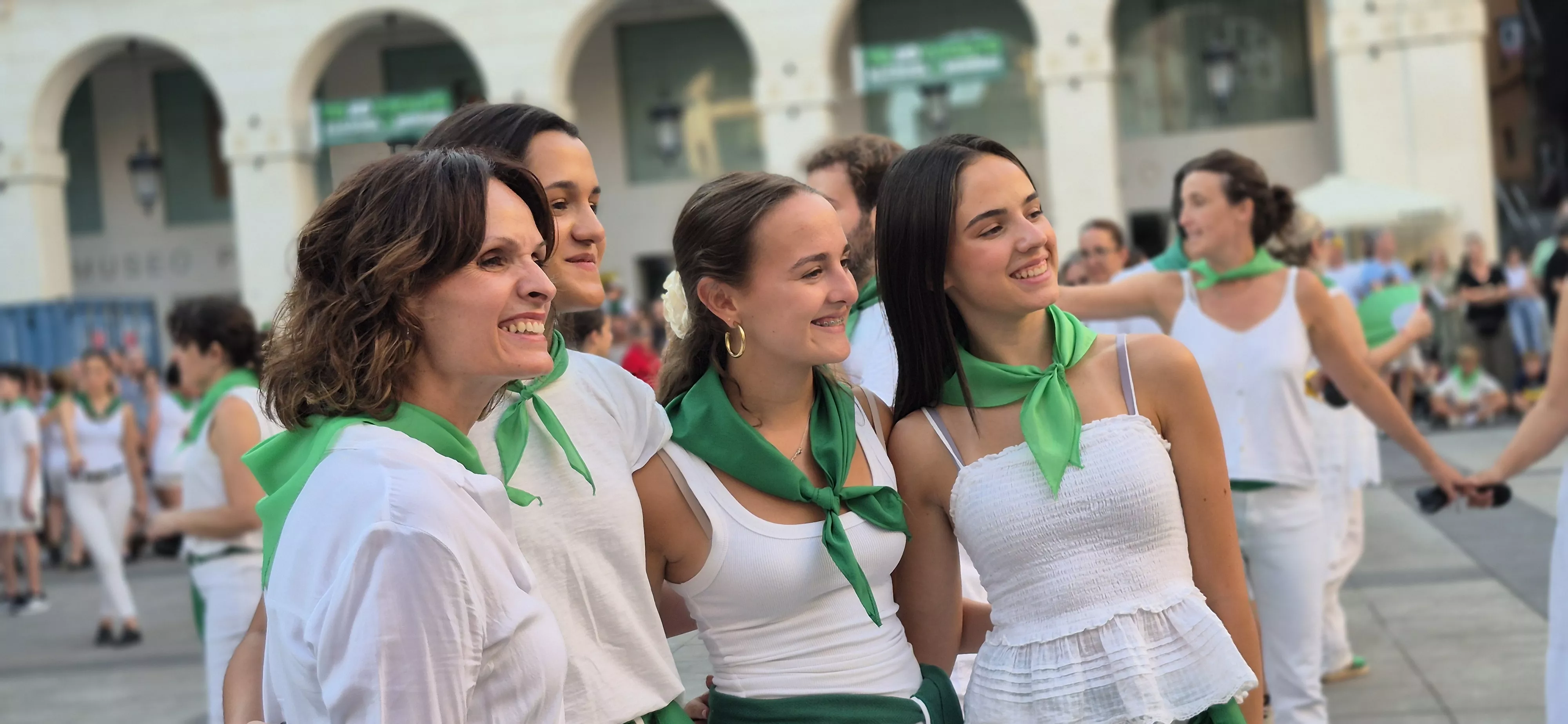 Baile de la Jota de San Lorenzo en la plaza López Allué. Foto Myriam Martínez