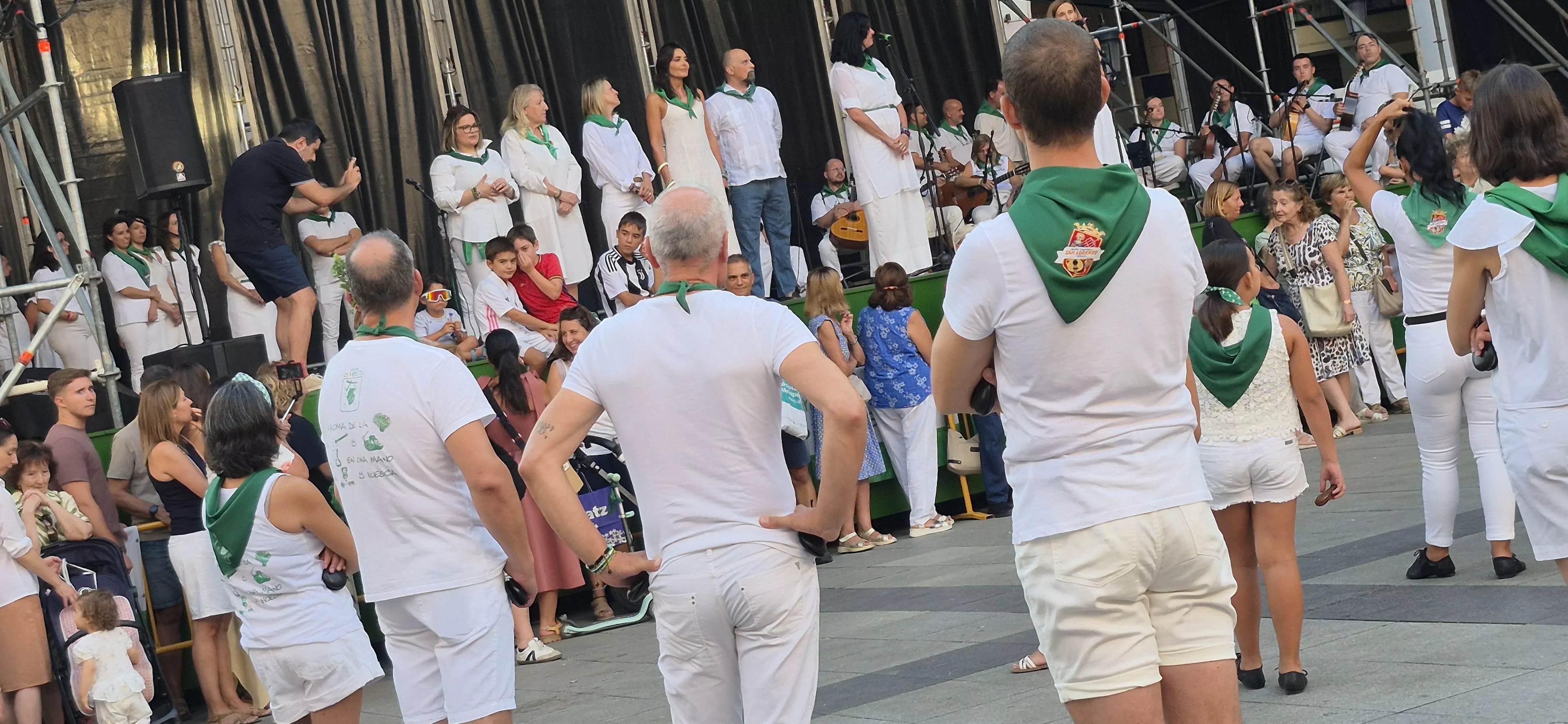 Baile de la Jota de San Lorenzo en la plaza López Allué. Foto Myriam Martínez