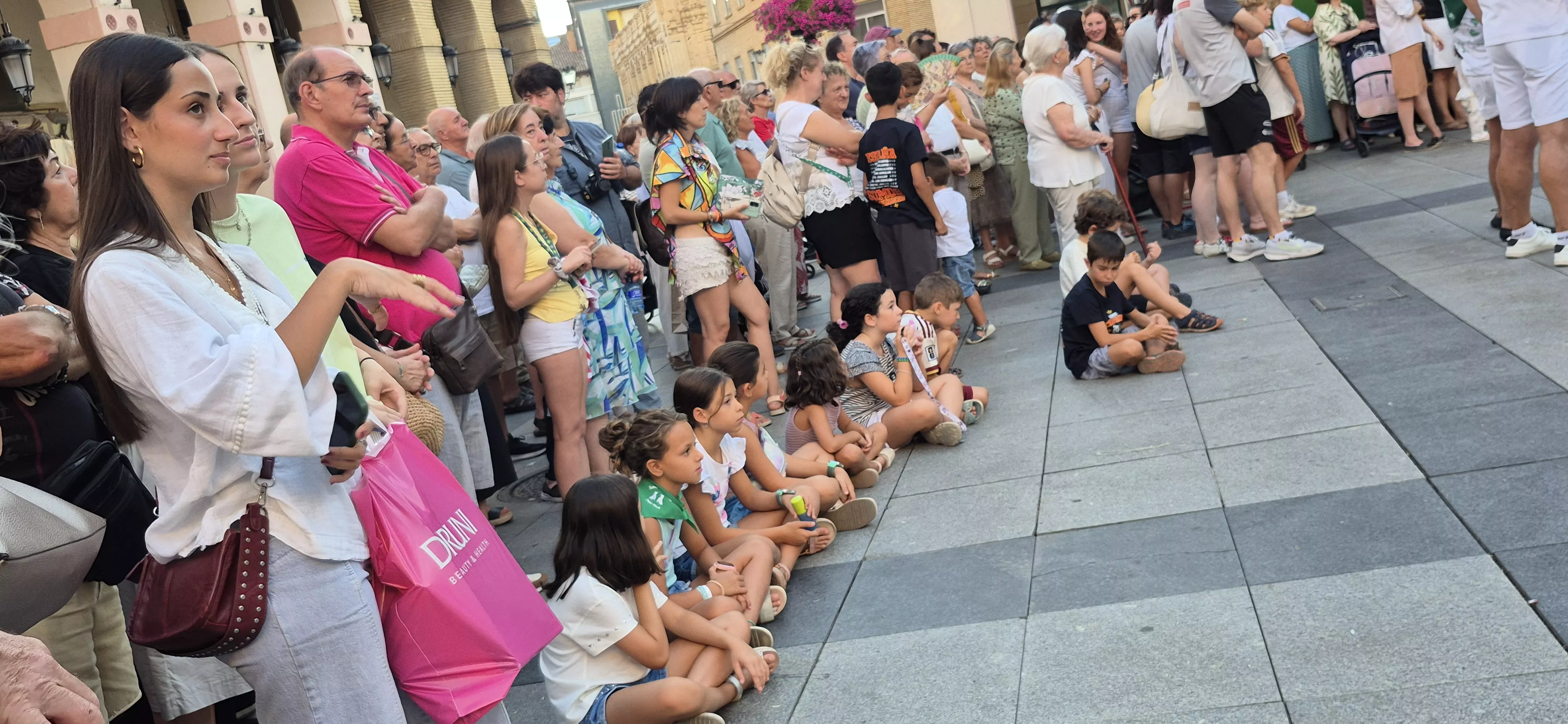 Baile de la Jota de San Lorenzo en la plaza López Allué. Foto Myriam Martínez