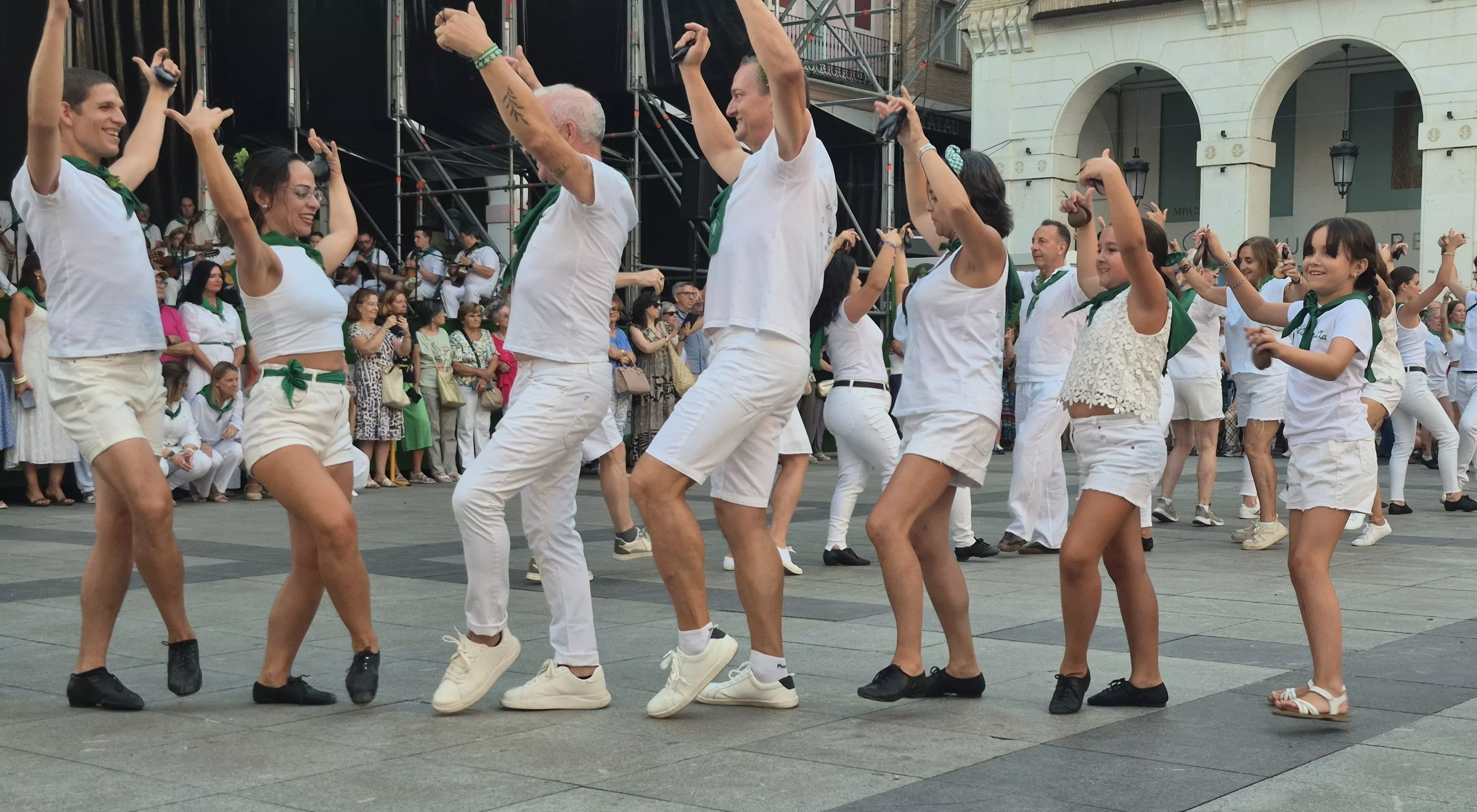 Baile de la Jota de San Lorenzo en la plaza López Allué. Foto Myriam Martínez