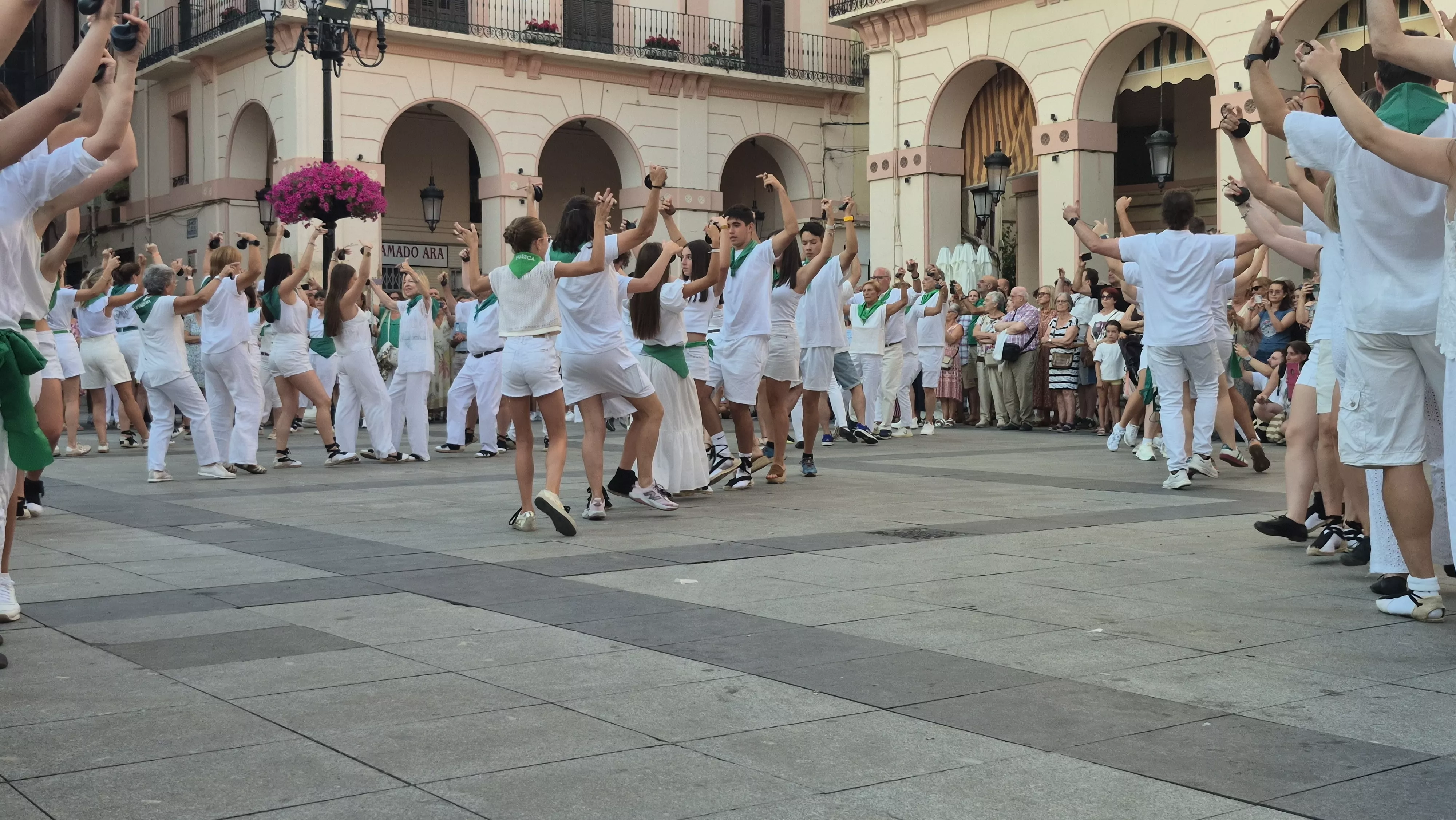 Baile de la Jota de San Lorenzo en la plaza López Allué. Foto Myriam Martínez