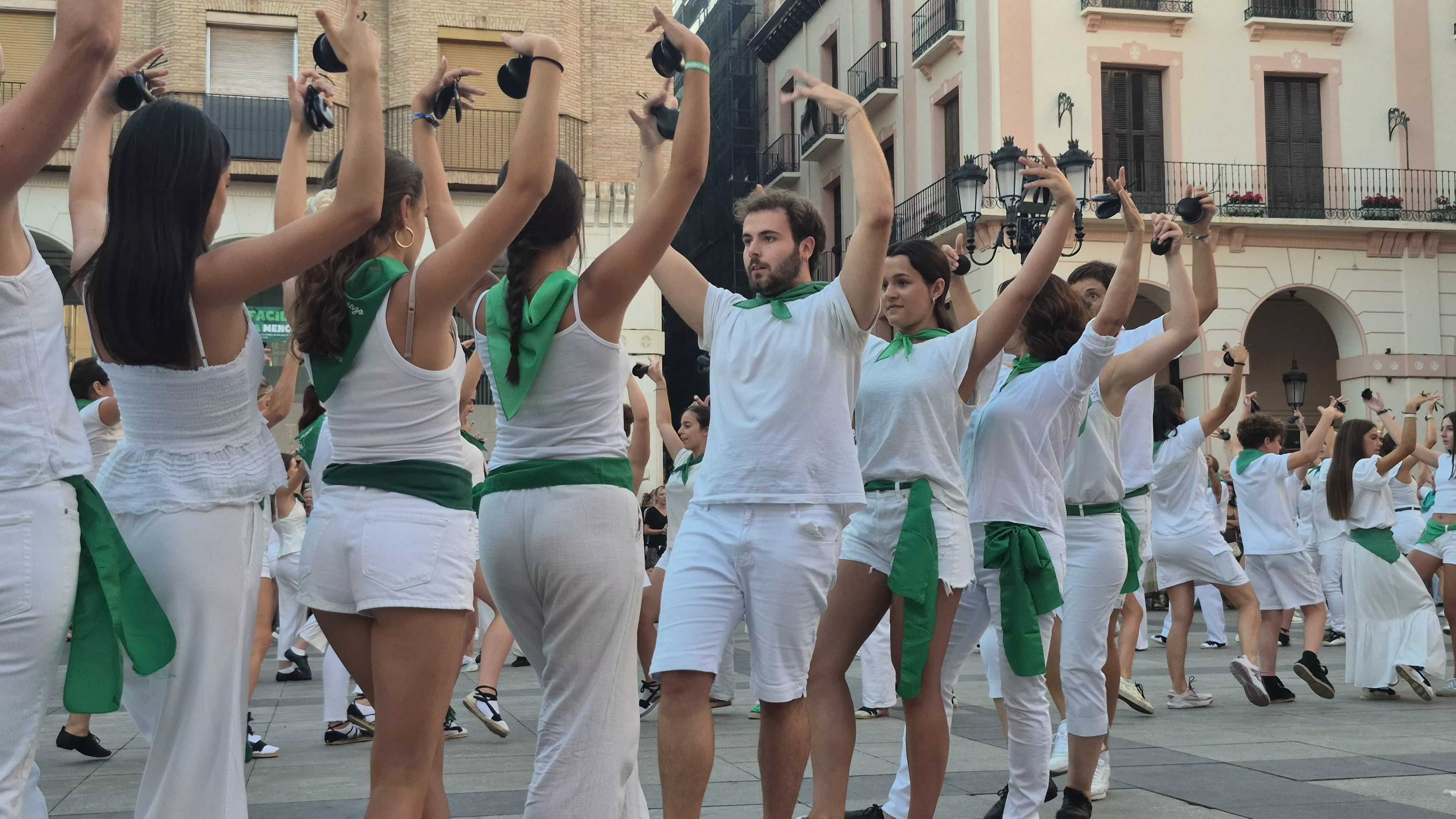 Baile de la Jota de San Lorenzo en la plaza López Allué. Foto Myriam Martínez