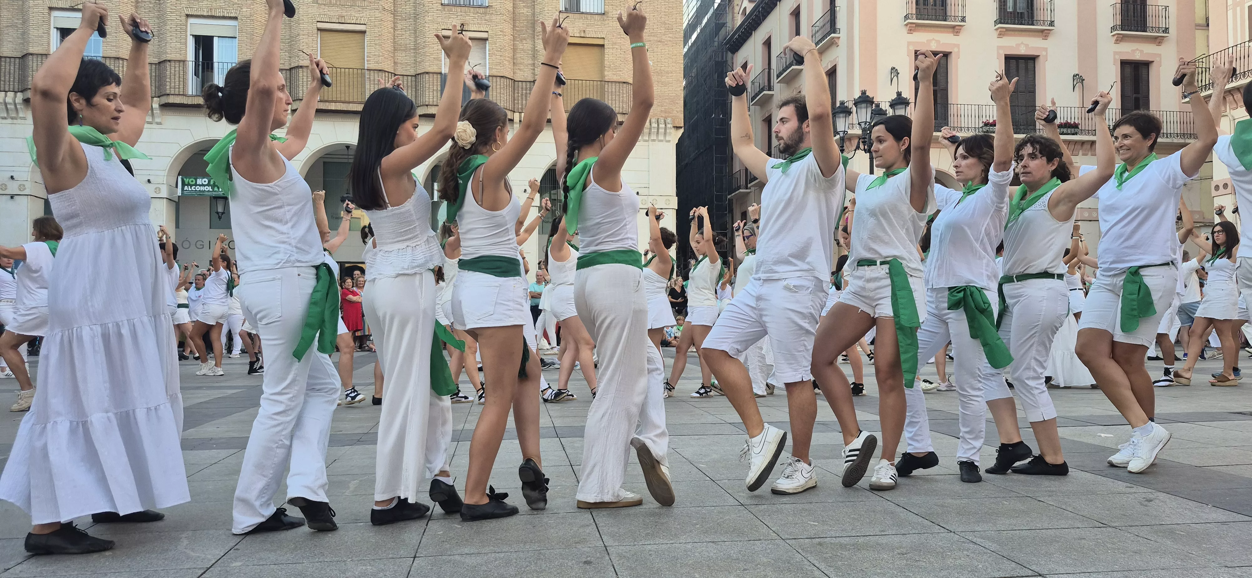 Baile de la Jota de San Lorenzo en la plaza López Allué. Foto Myriam Martínez