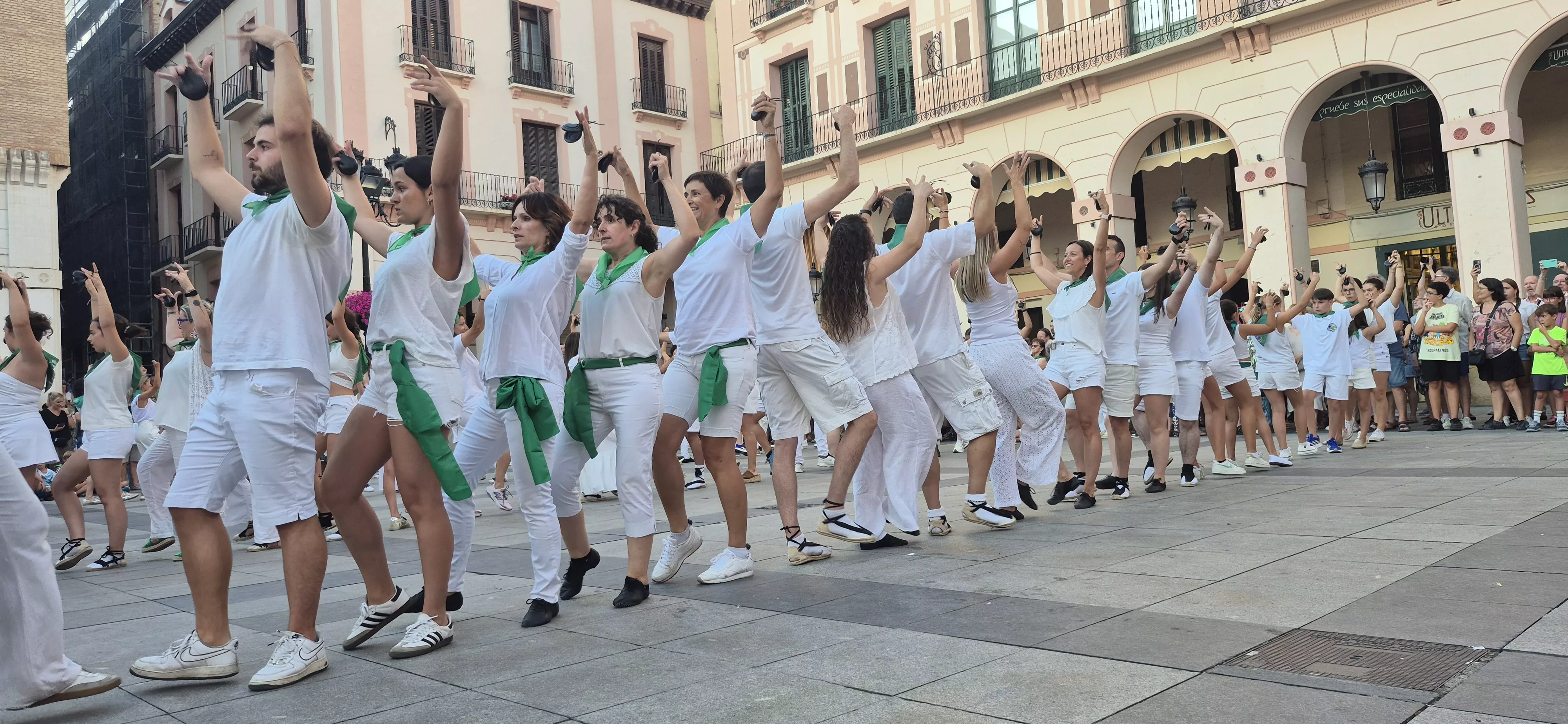 Baile de la Jota de San Lorenzo en la plaza López Allué. Foto Myriam Martínez