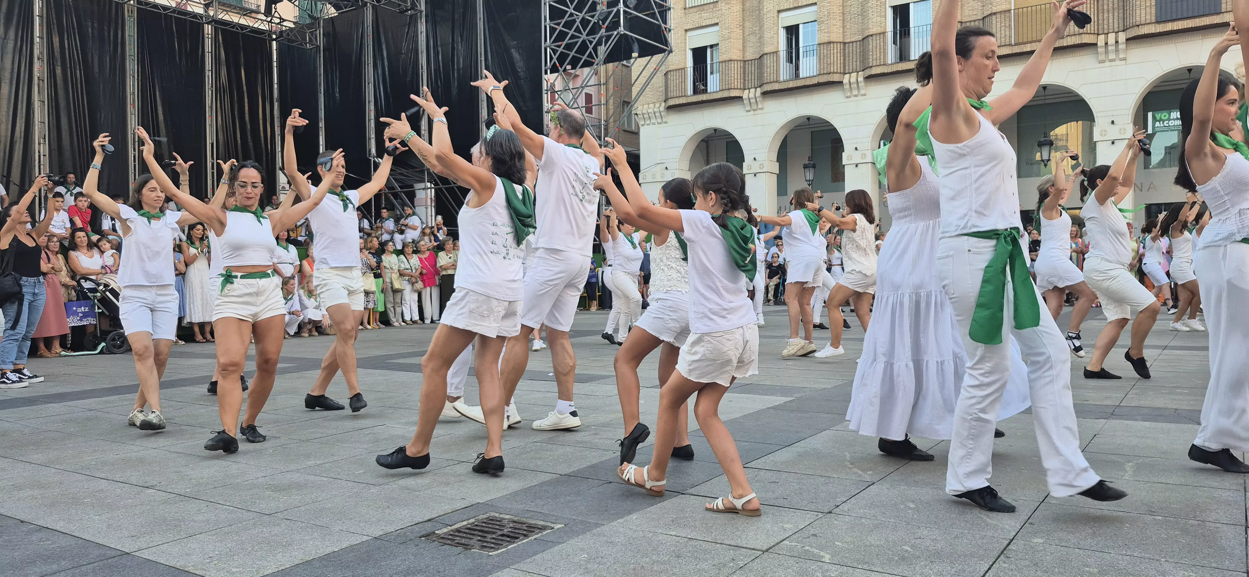Baile de la Jota de San Lorenzo en la plaza López Allué. Foto Myriam Martínez