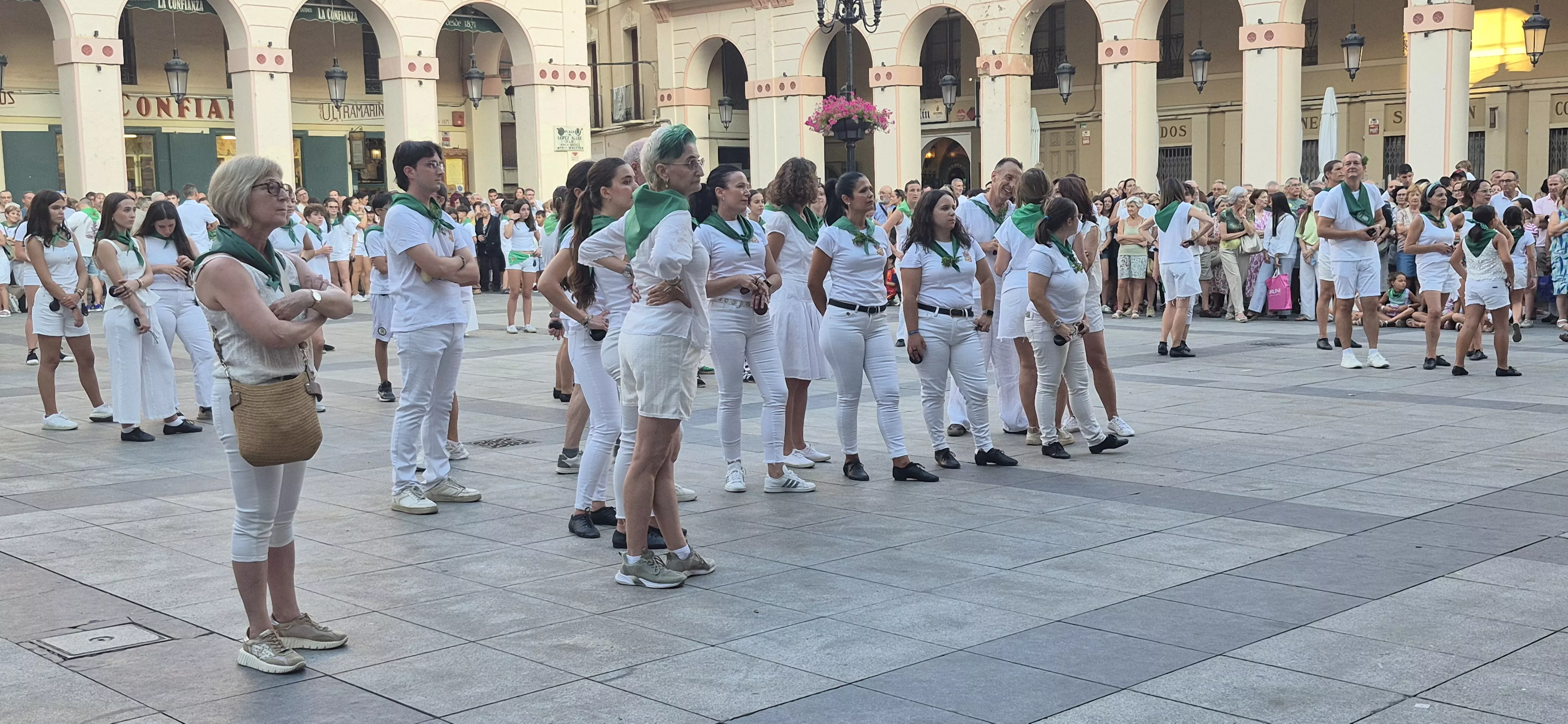 Baile de la Jota de San Lorenzo en la plaza López Allué. Foto Myriam Martínez