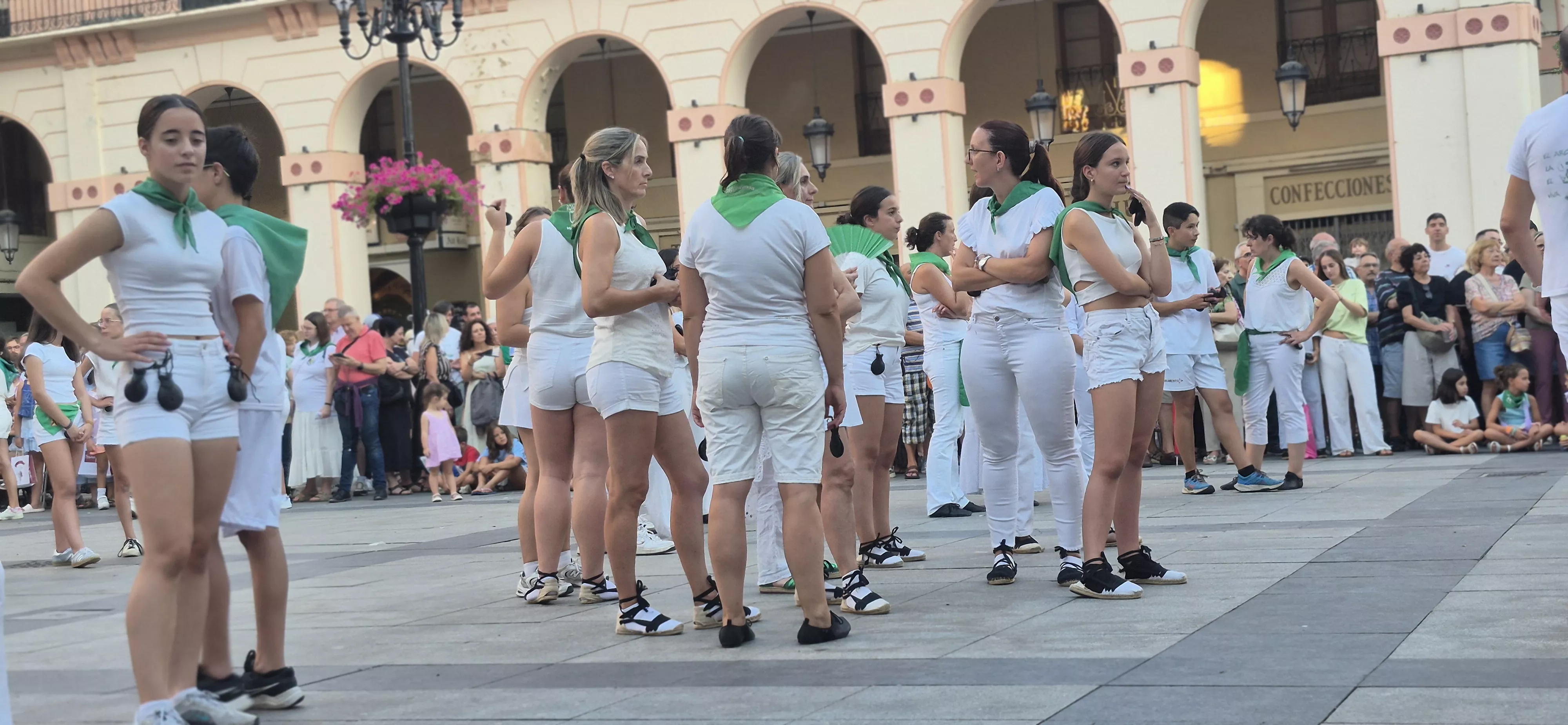 Baile de la Jota de San Lorenzo en la plaza López Allué. Foto Myriam Martínez