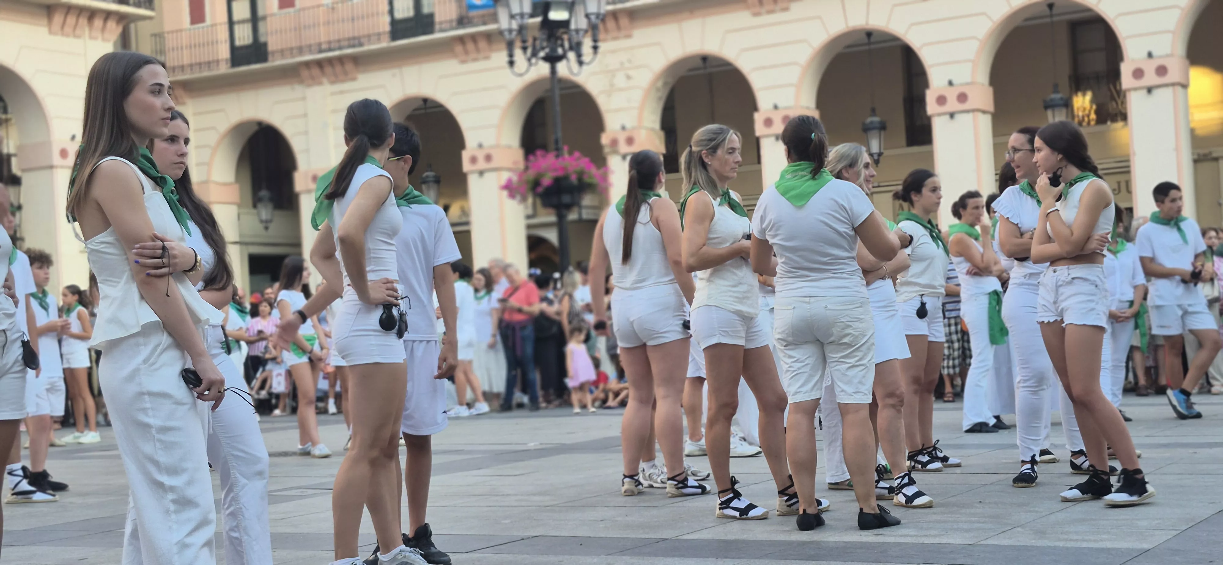 Baile de la Jota de San Lorenzo en la plaza López Allué. Foto Myriam Martínez