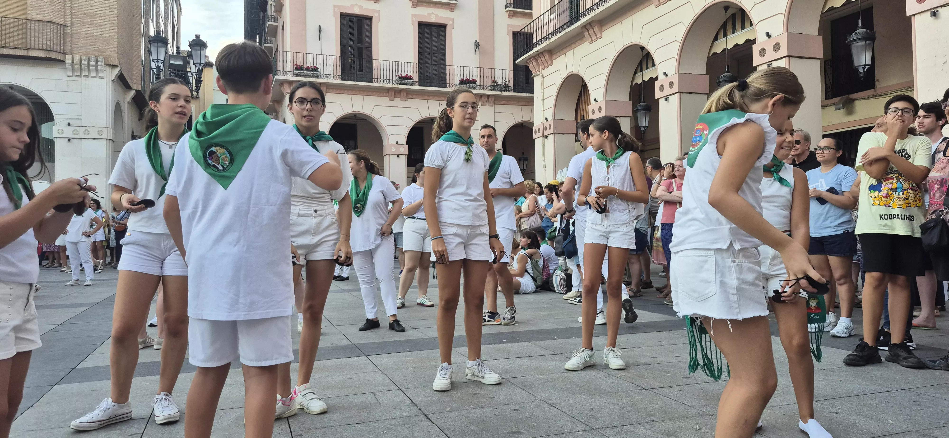 Baile de la Jota de San Lorenzo en la plaza López Allué. Foto Myriam Martínez