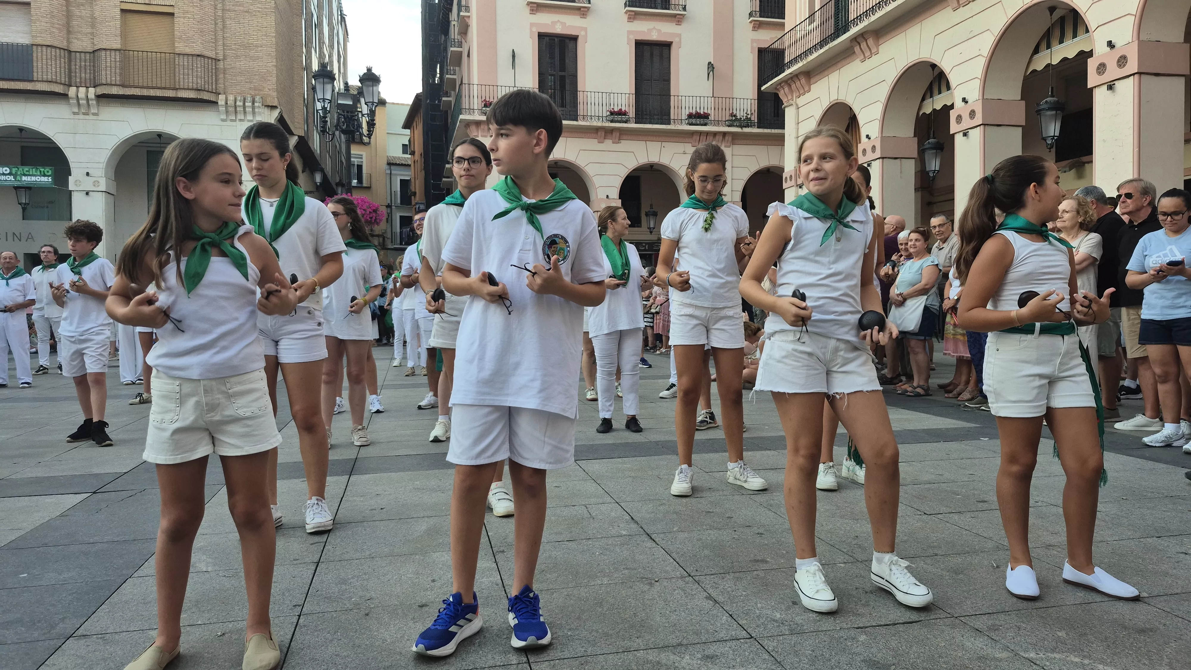 Baile de la Jota de San Lorenzo en la plaza López Allué. Foto Myriam Martínez