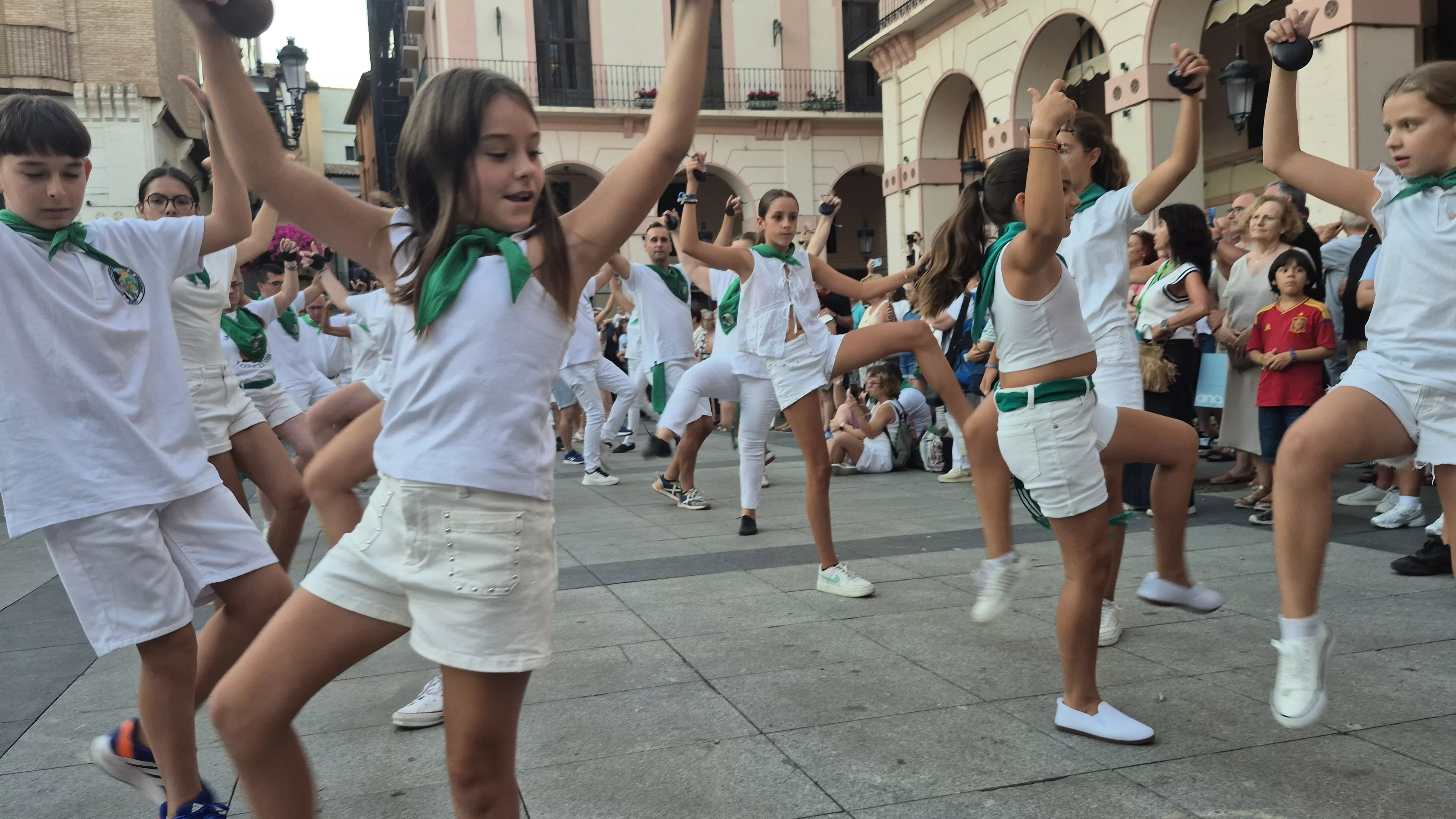 Baile de la Jota de San Lorenzo en la plaza López Allué. Foto Myriam Martínez