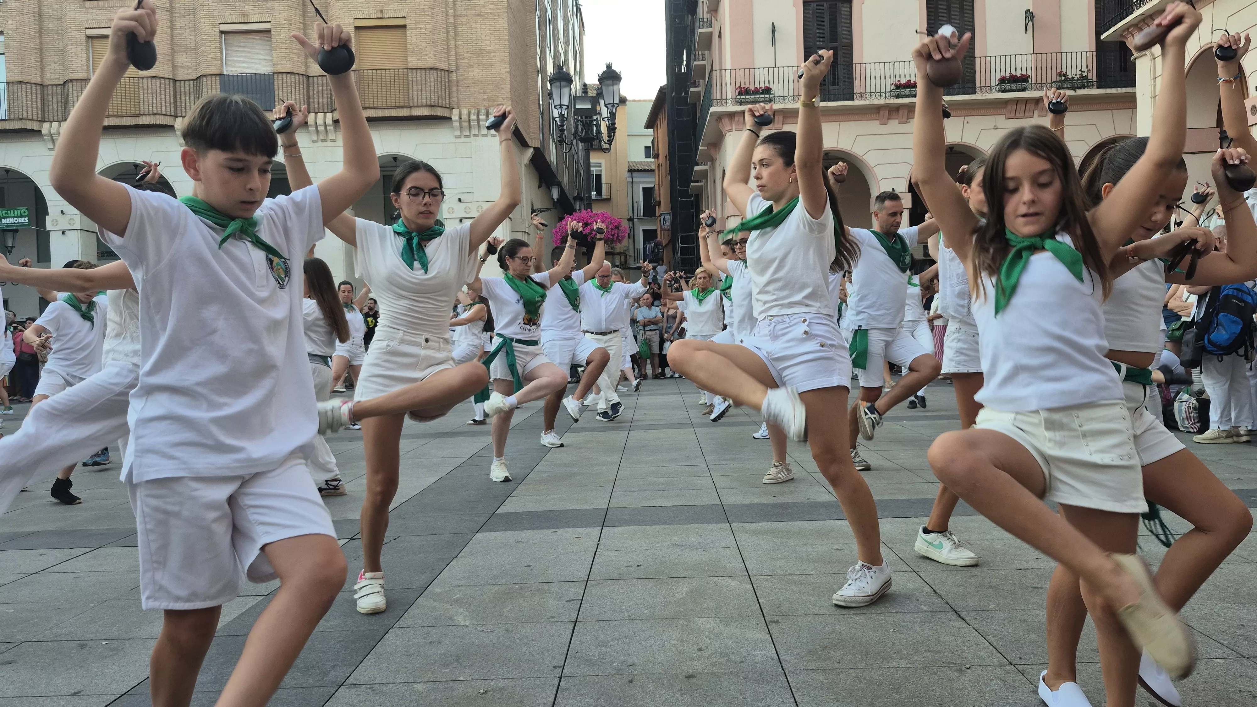 Baile de la Jota de San Lorenzo en la plaza López Allué. Foto Myriam Martínez