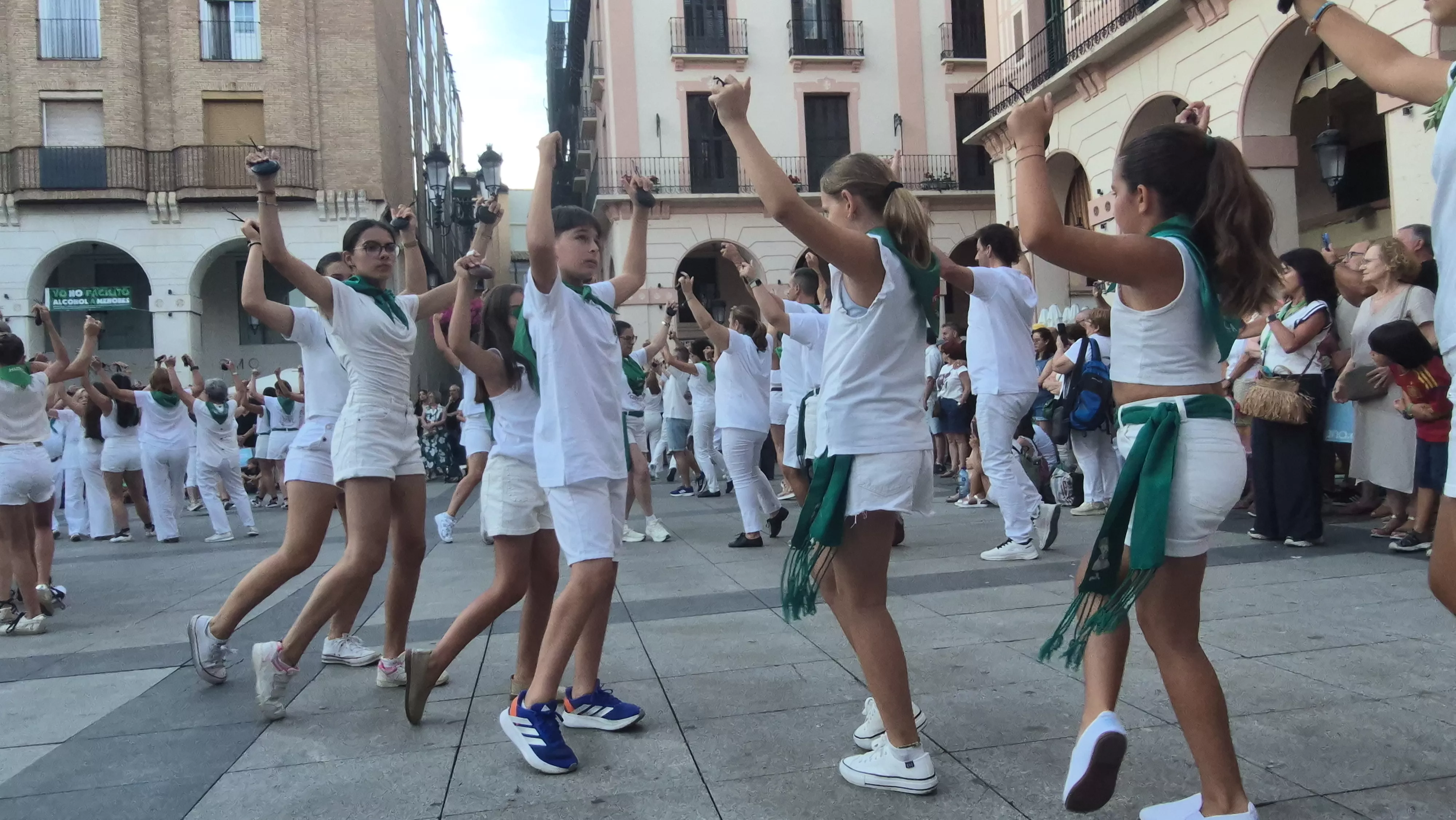 Baile de la Jota de San Lorenzo en la plaza López Allué. Foto Myriam Martínez