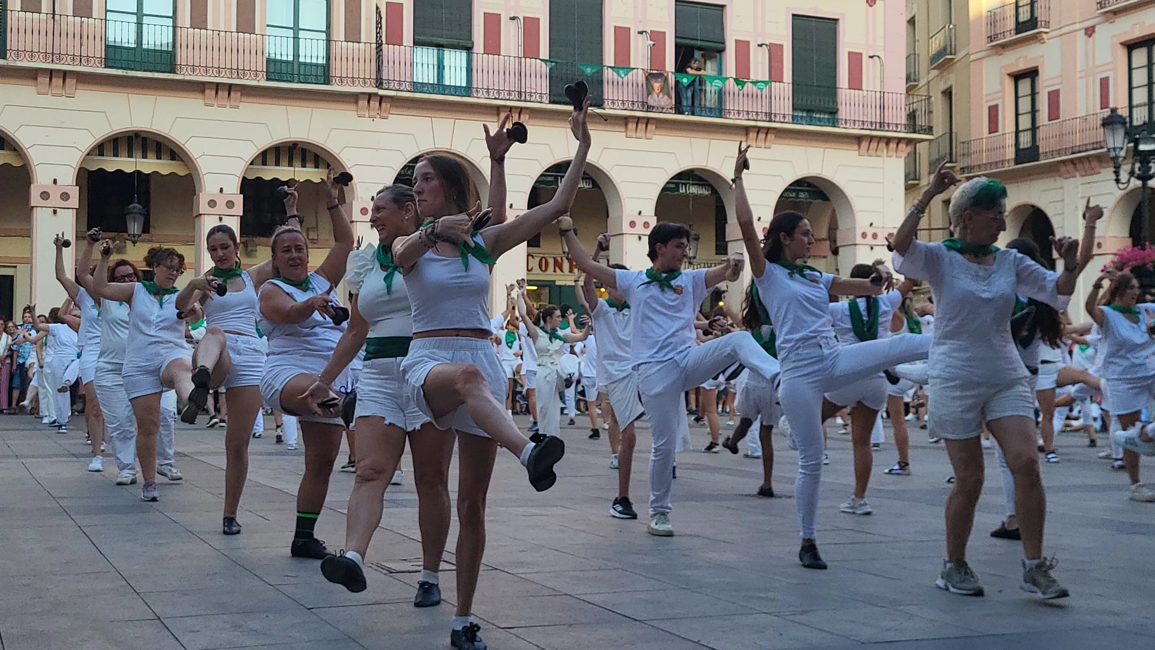 Baile de la Jota de San Lorenzo en la plaza López Allué. Foto Mercedes Manterola