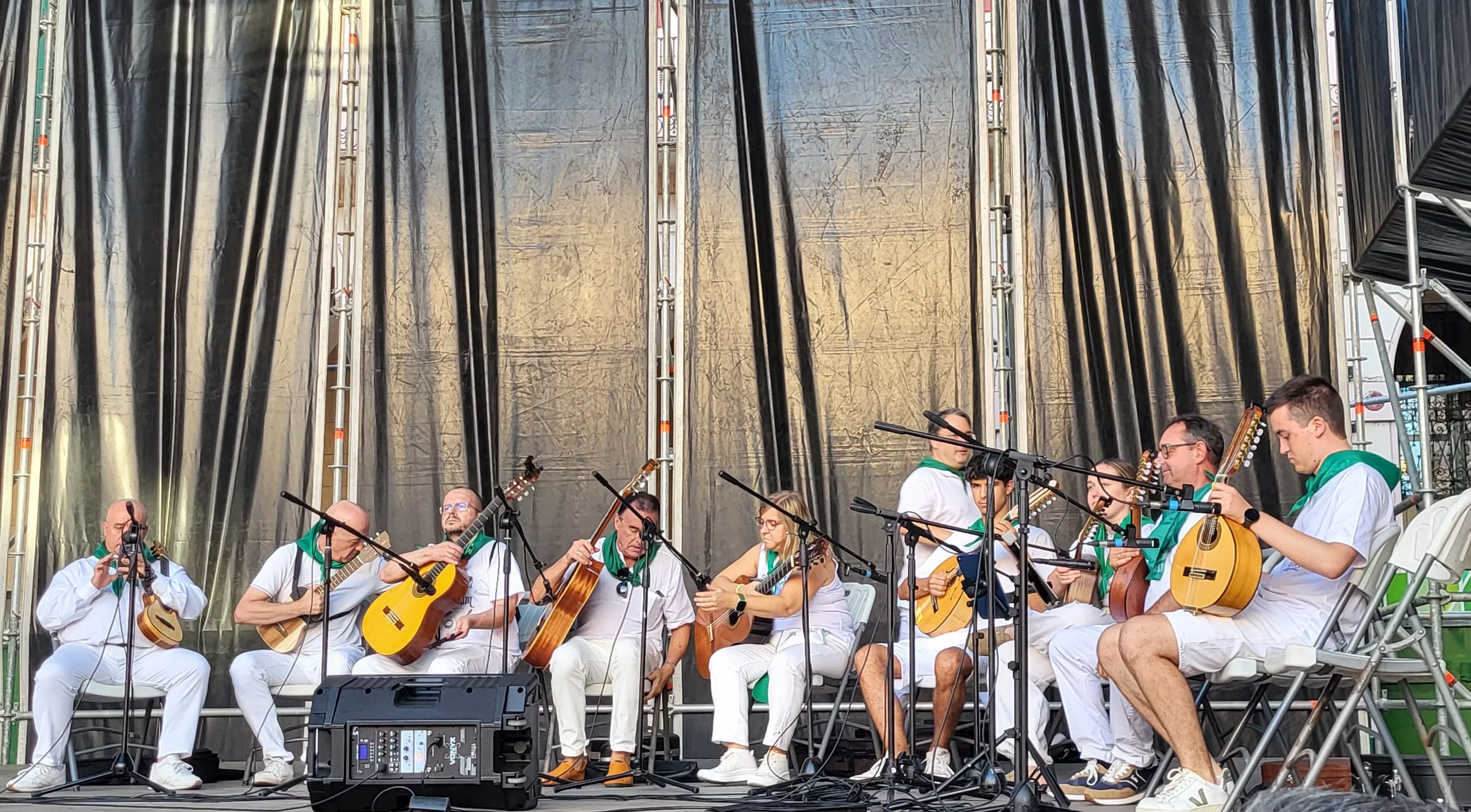 Baile de la Jota de San Lorenzo en la plaza López Allué. Foto Mercedes Manterola