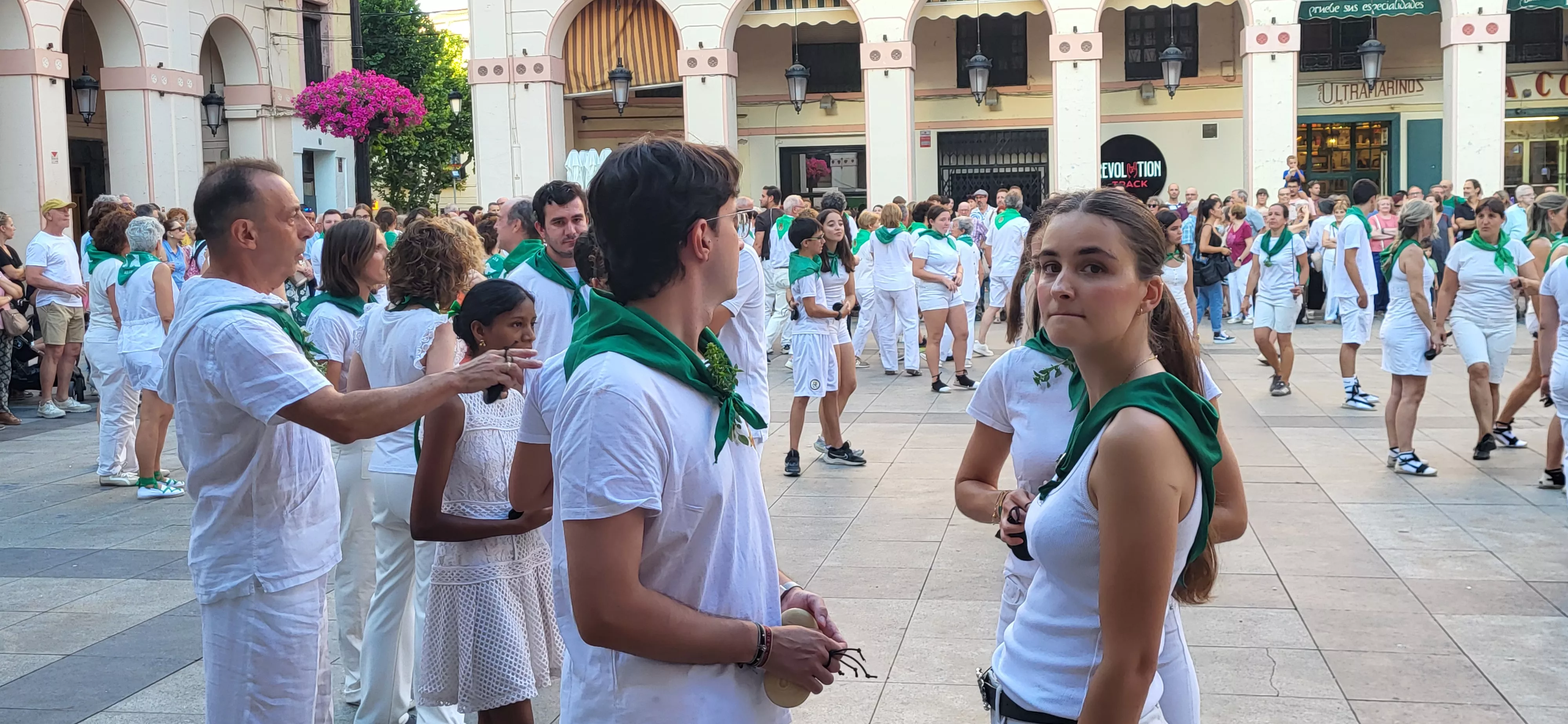 Baile de la Jota de San Lorenzo en la plaza López Allué. Foto Mercedes Manterola