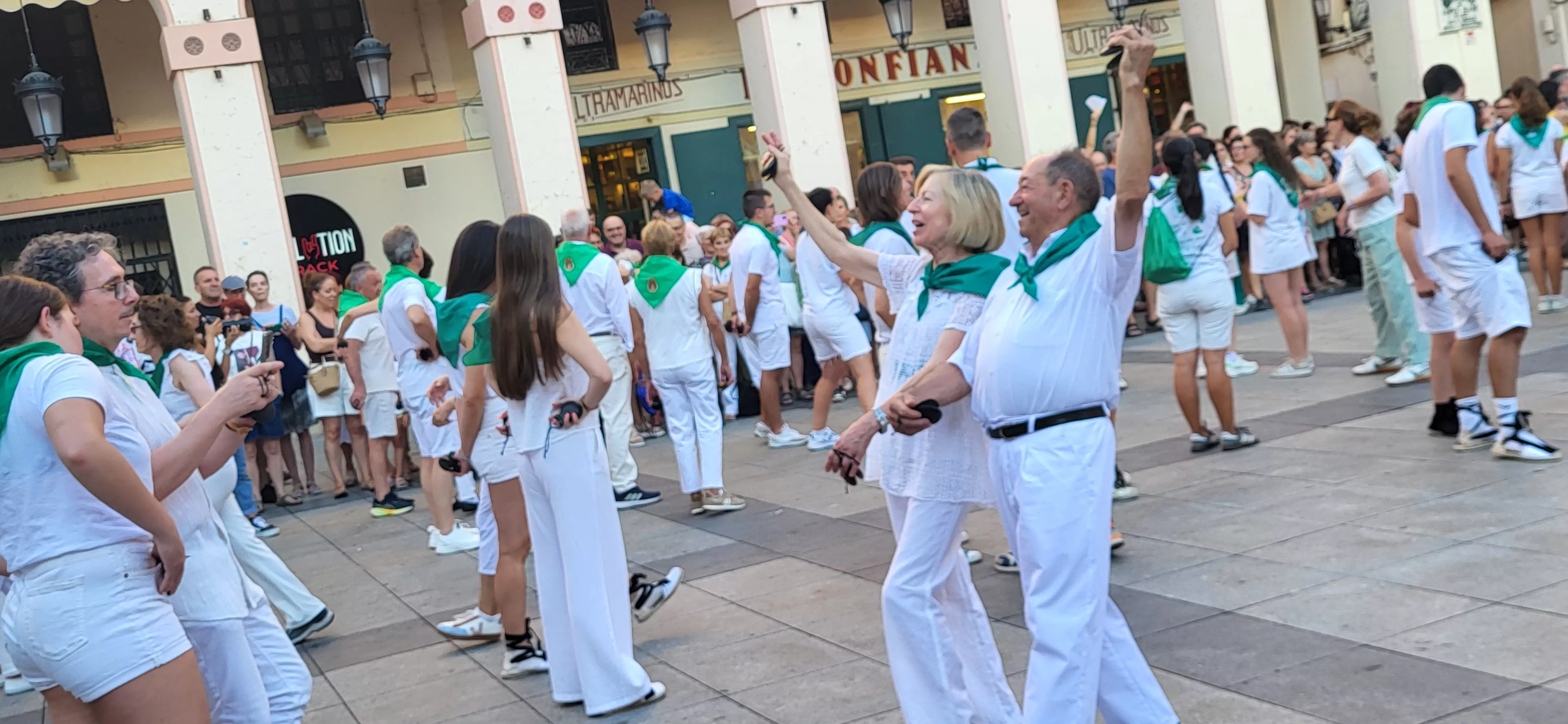 Baile de la Jota de San Lorenzo en la plaza López Allué. Foto Mercedes Manterola