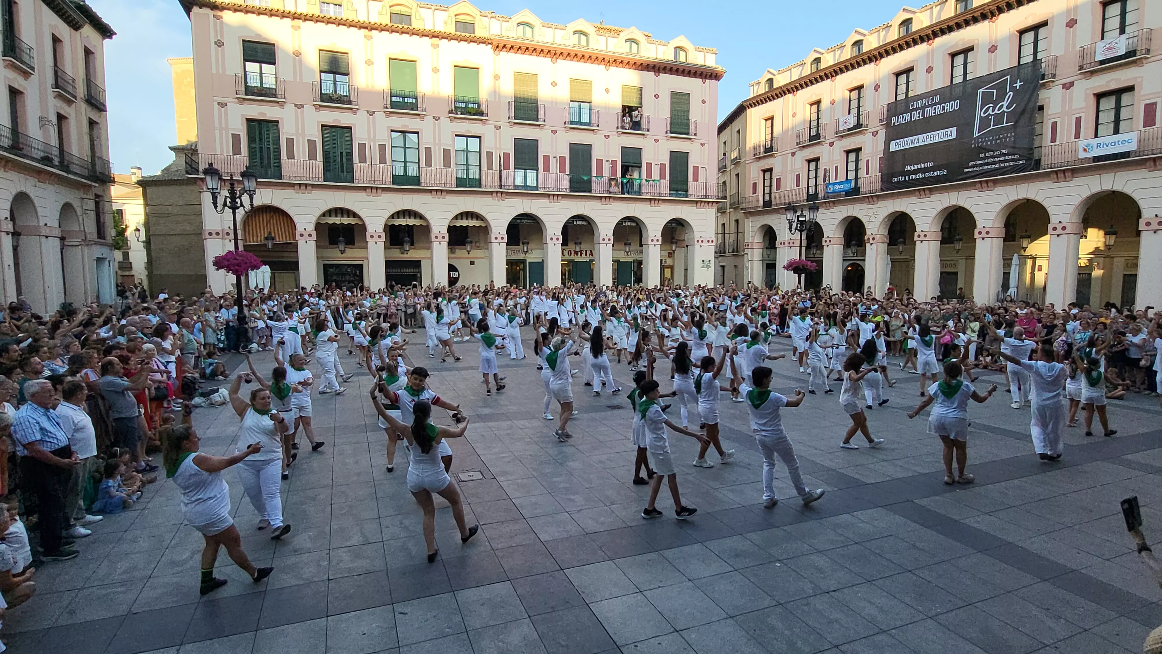 Baile de la Jota de San Lorenzo en la plaza López Allué. Foto Mercedes Manterola