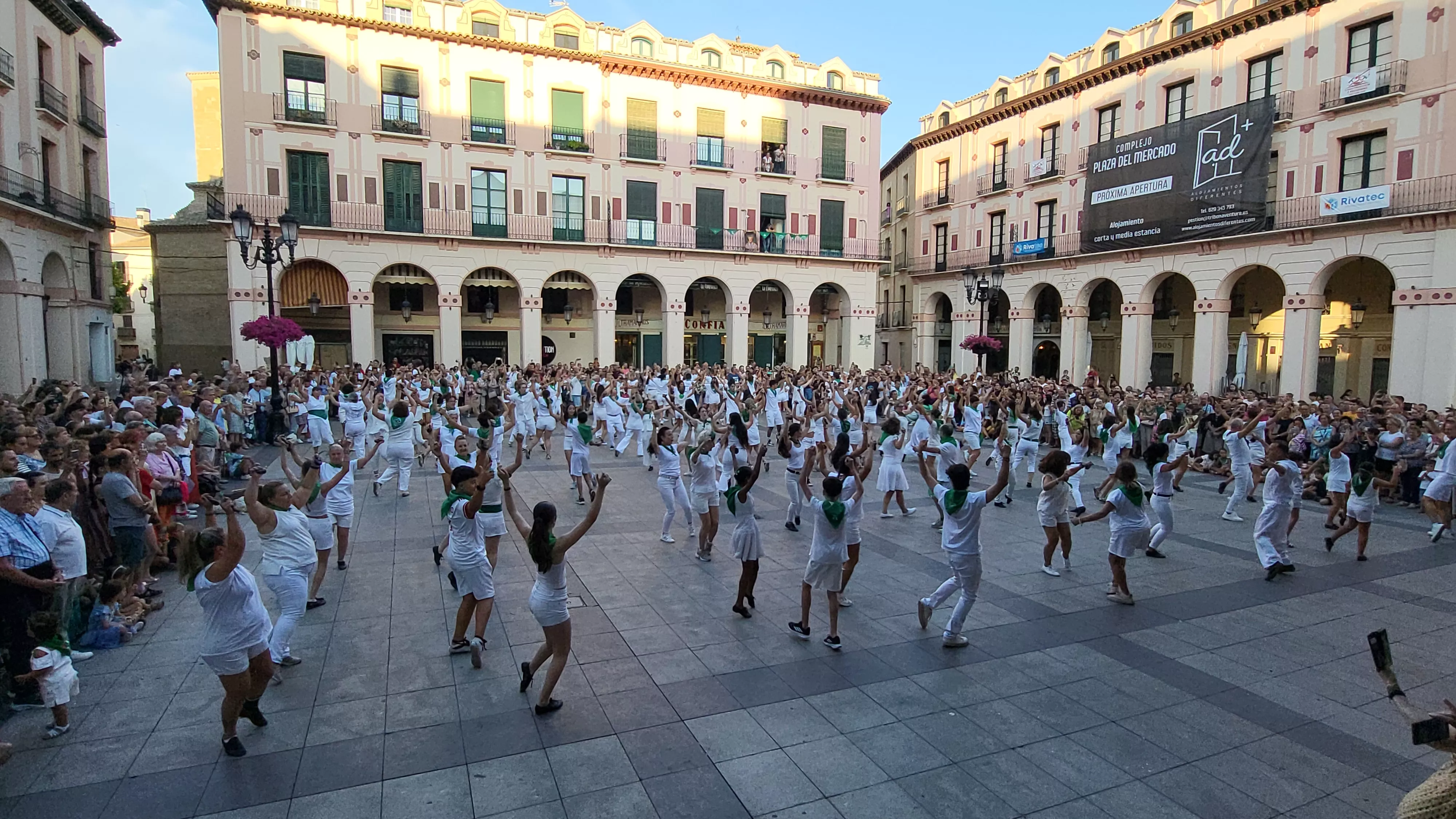 Baile de la Jota de San Lorenzo en la plaza López Allué. Foto Mercedes Manterola