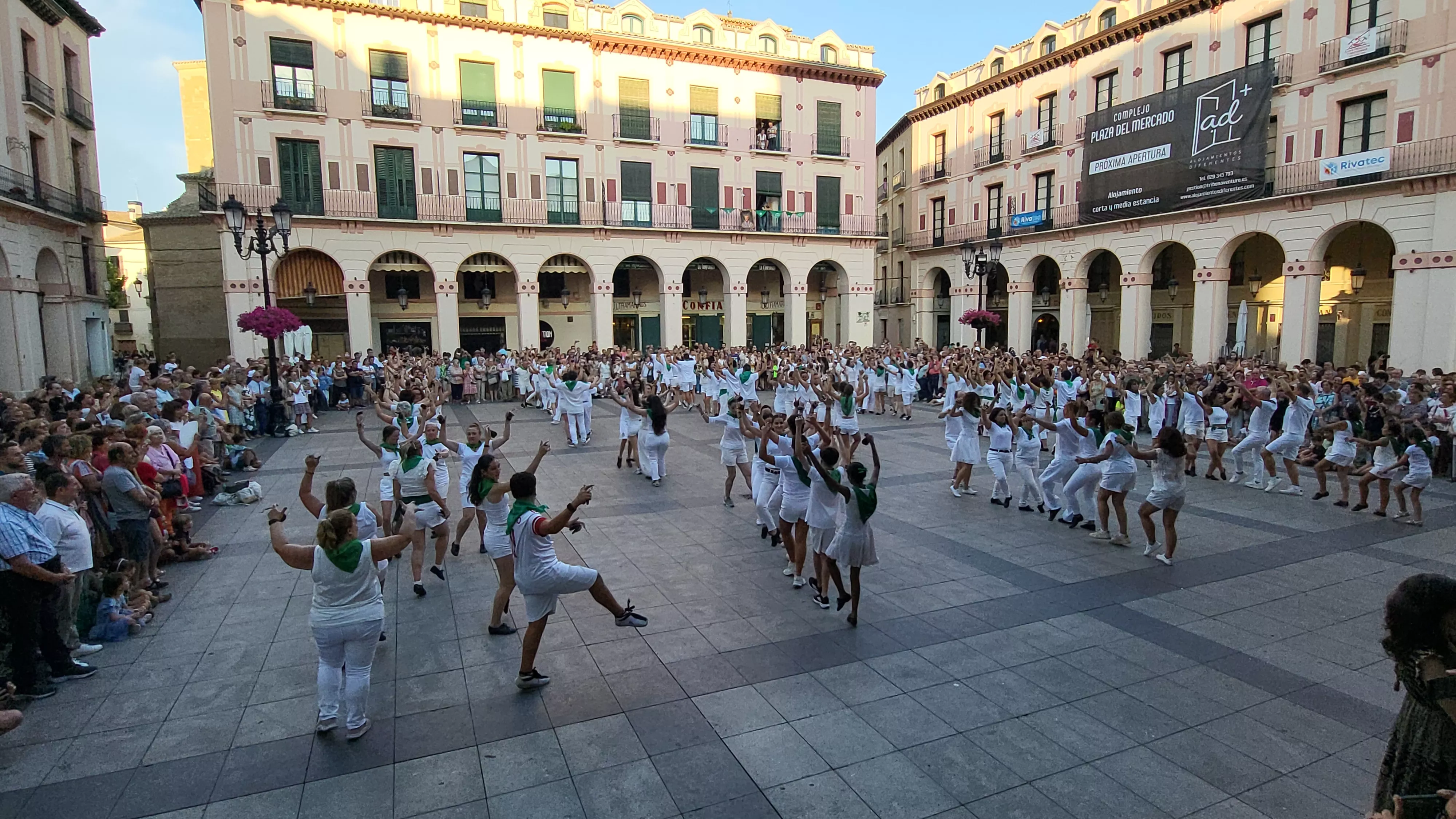 Baile de la Jota de San Lorenzo en la plaza López Allué. Foto Mercedes Manterola