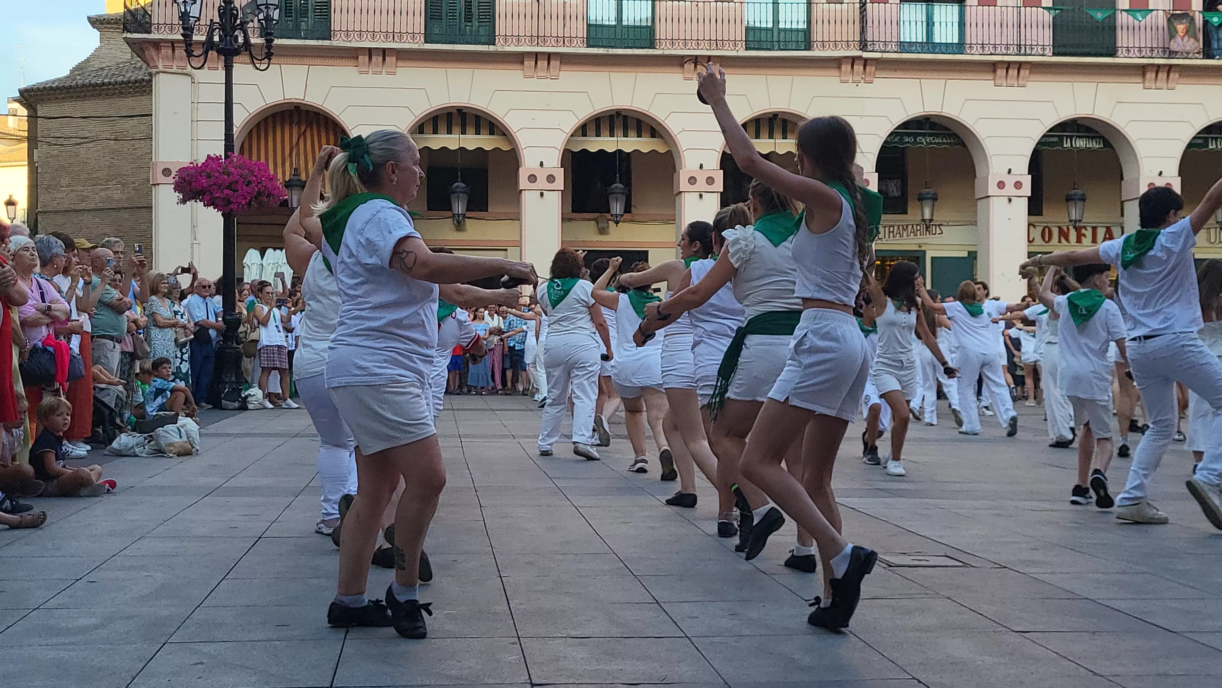 Baile de la Jota de San Lorenzo en la plaza López Allué. Foto Mercedes Manterola