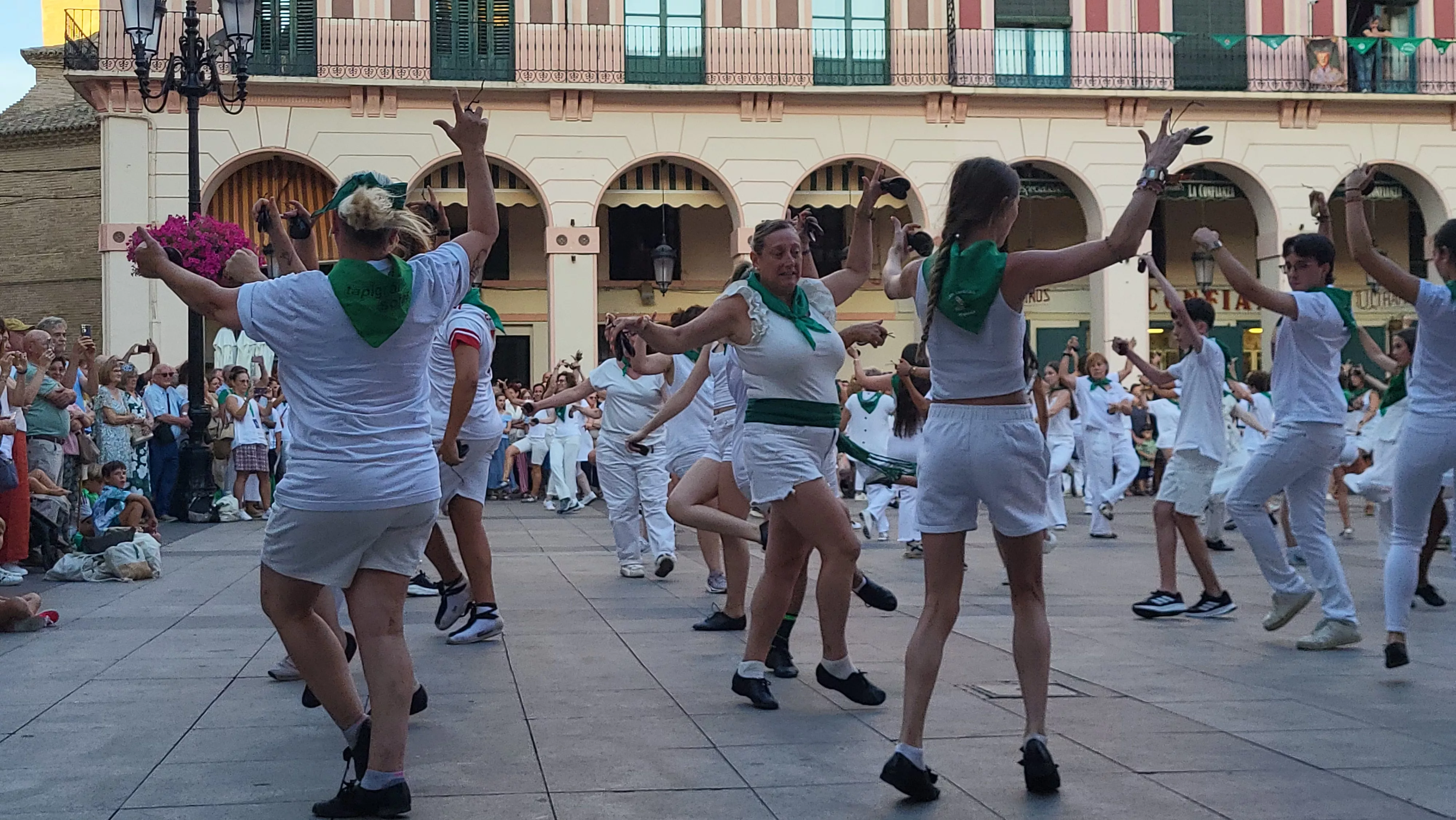 Baile de la Jota de San Lorenzo en la plaza López Allué. Foto Mercedes Manterola
