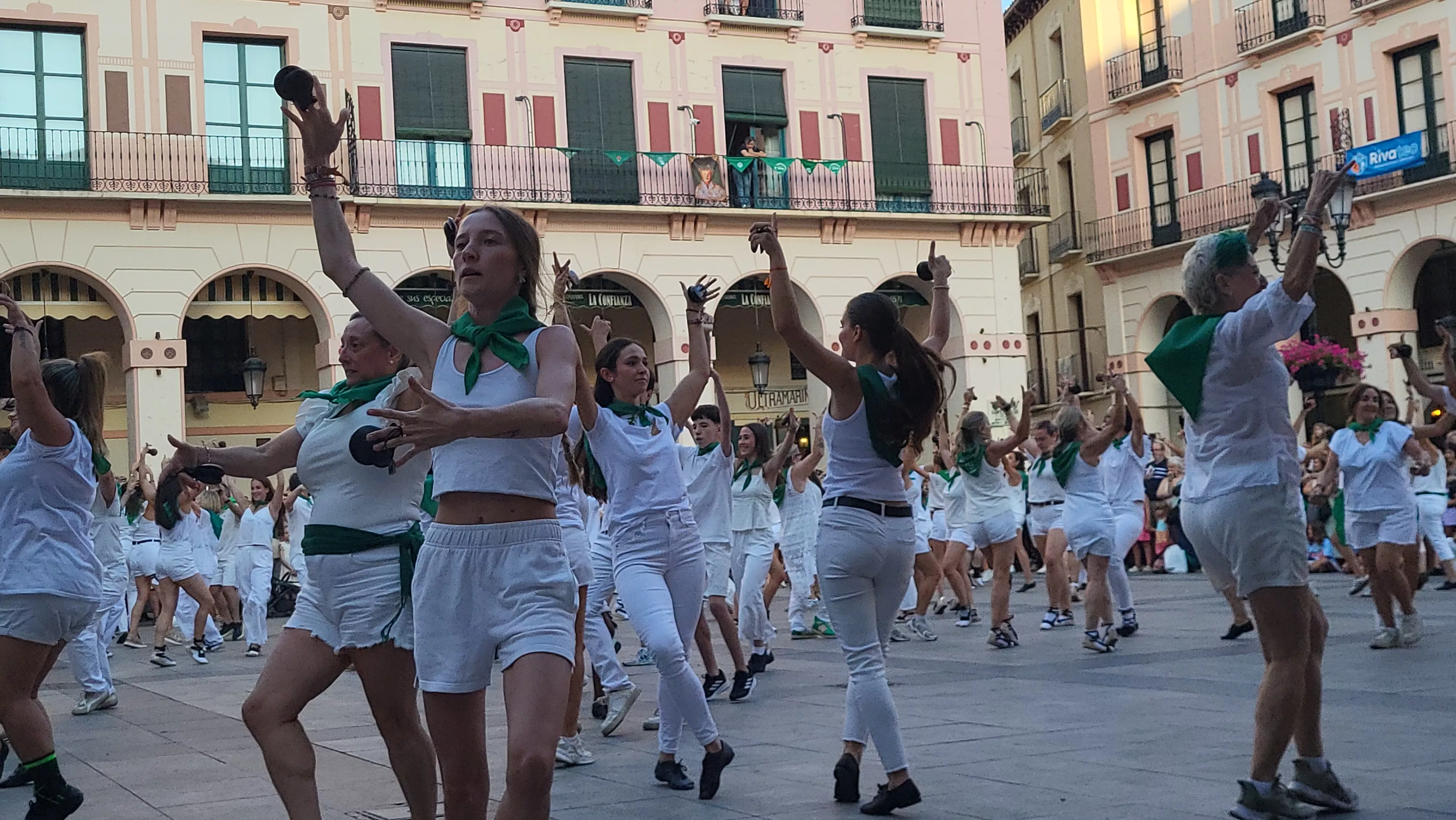 Baile de la Jota de San Lorenzo en la plaza López Allué. Foto Mercedes Manterola