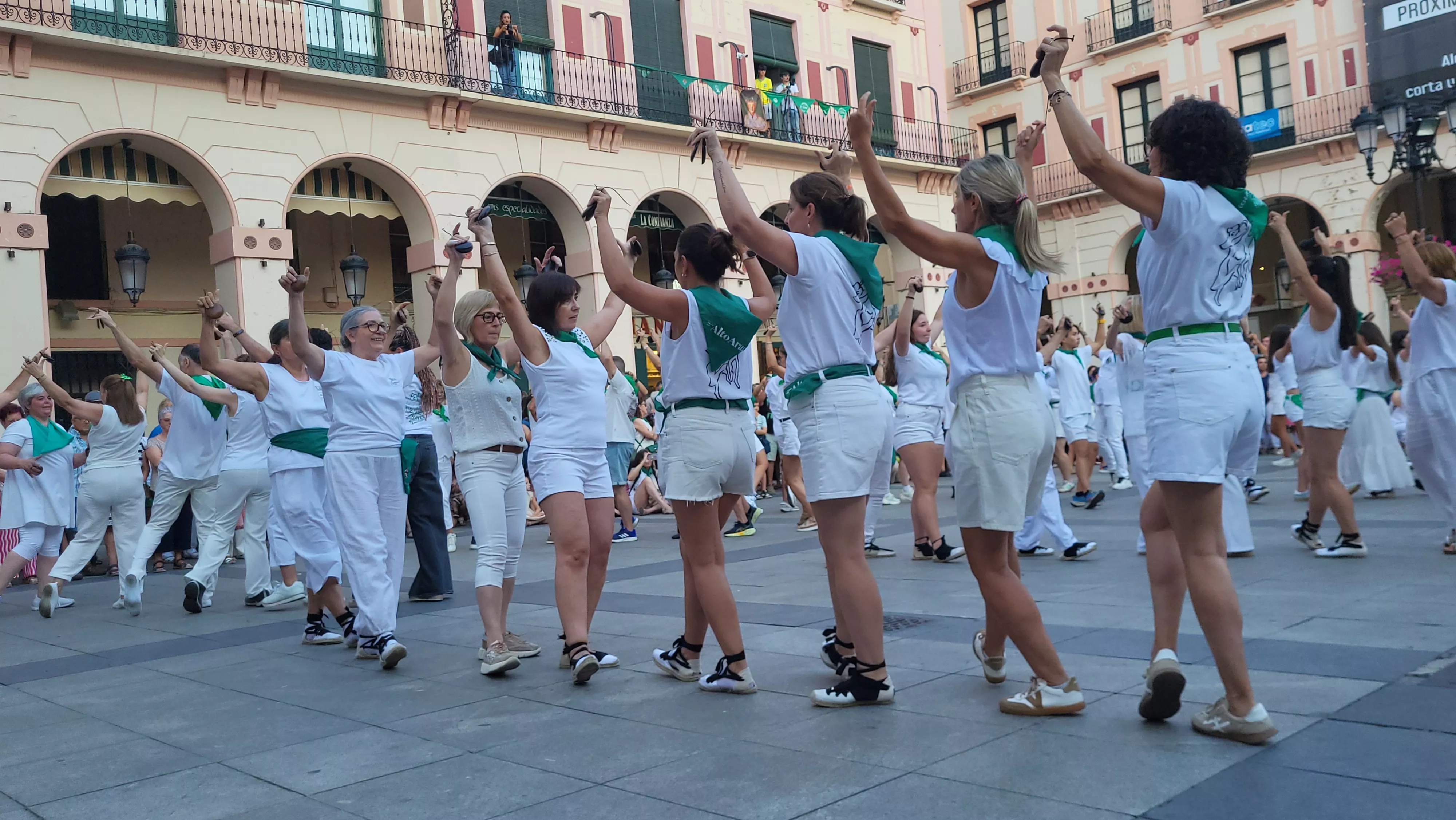 Baile de la Jota de San Lorenzo en la plaza López Allué. Foto Mercedes Manterola