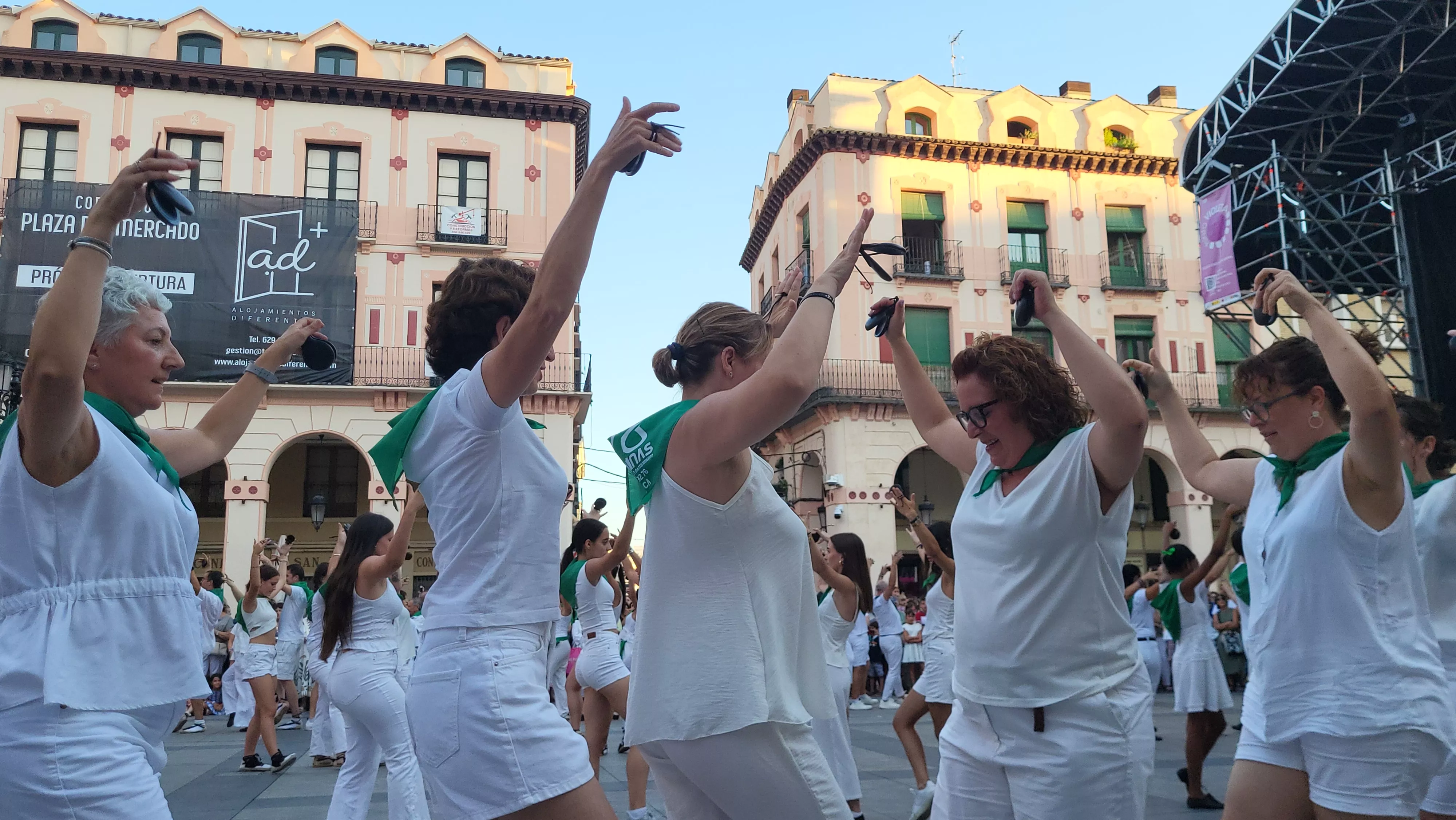 Baile de la Jota de San Lorenzo en la plaza López Allué. Foto Mercedes Manterola