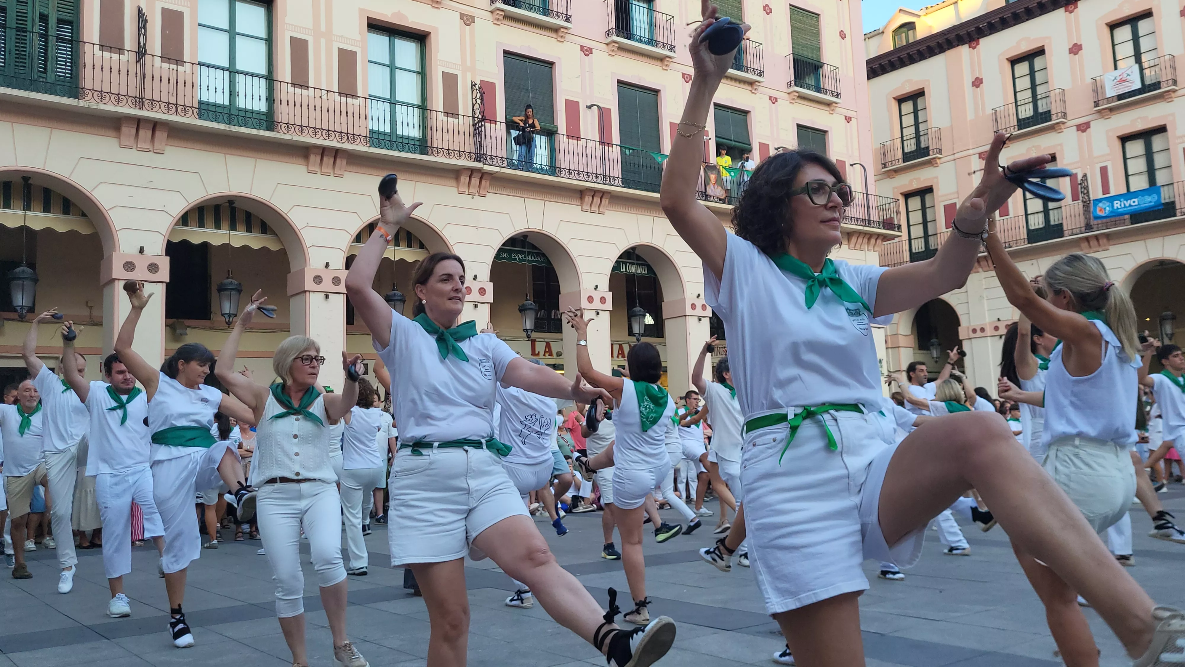 Baile de la Jota de San Lorenzo en la plaza López Allué. Foto Mercedes Manterola