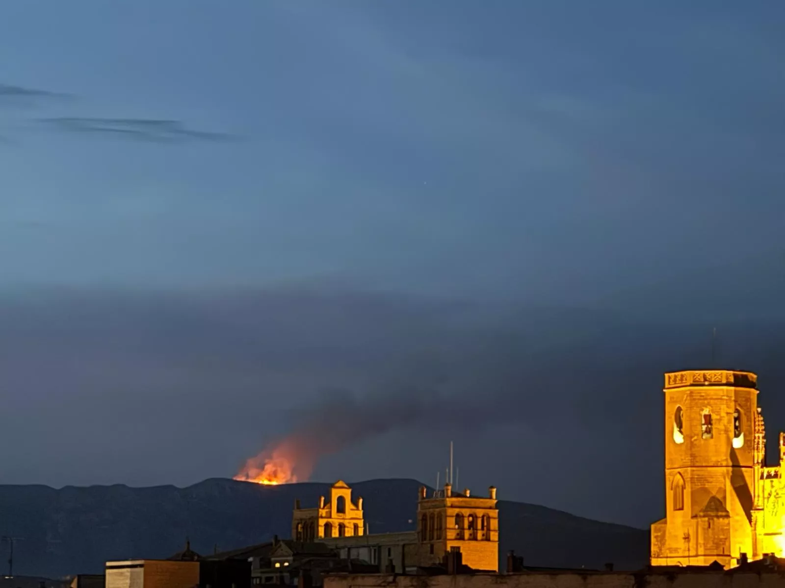 Vista nocturna del fuego desde Huesca. Foto Jasper Thijs