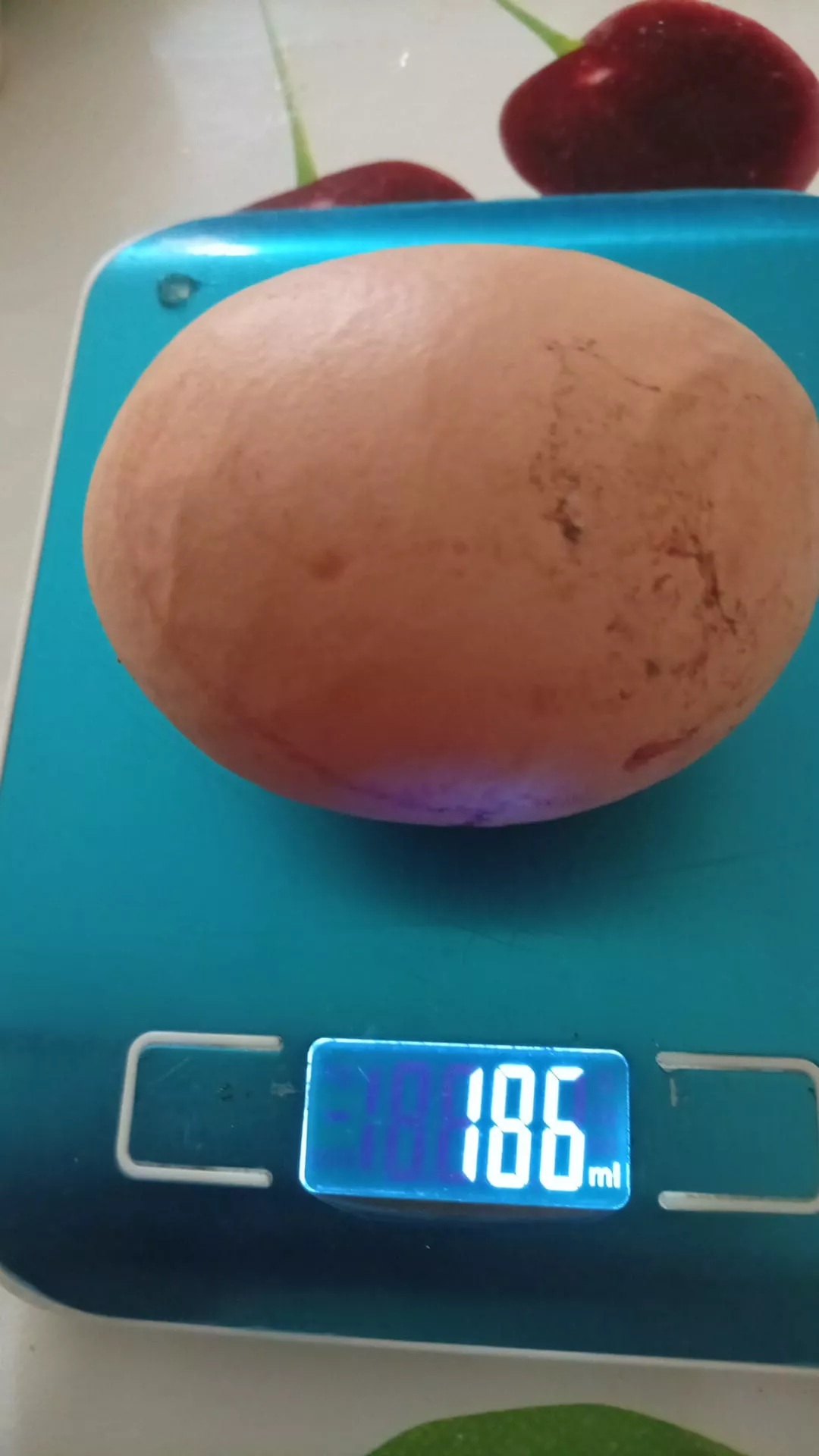 Una gallina de Sariñena pone un huevo gigante de 186 gramos.