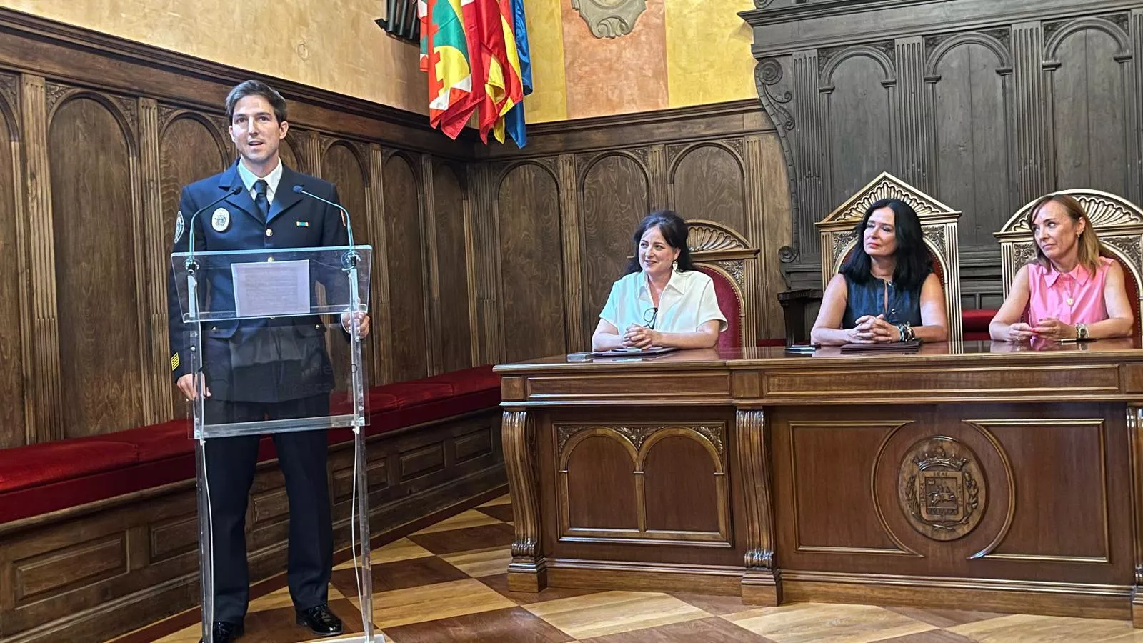 Ignacio Farjas tras la toma de posesión de su cargo de inspector jefe de los Bomberos de Huesca. Foto Mercedes Manterola
