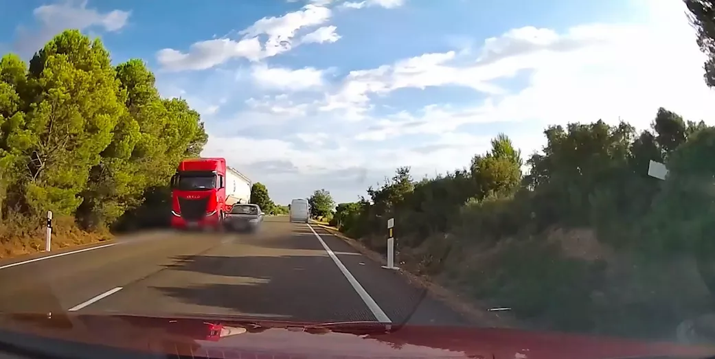Un vídeo destapa un adelantamiento temerario que pudo acabar en choque frontal en Gurrea.