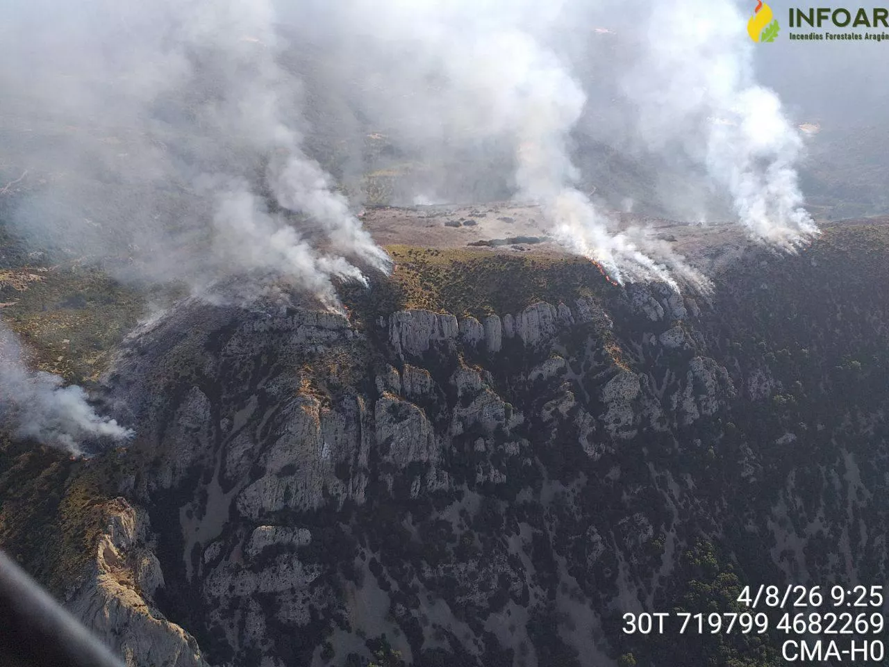 Dos nuevos incendios en Viu y la Peña Montañesa elevan a siete los focos activos en Huesca. En la imagen, incendio que afecta a Loporzano.