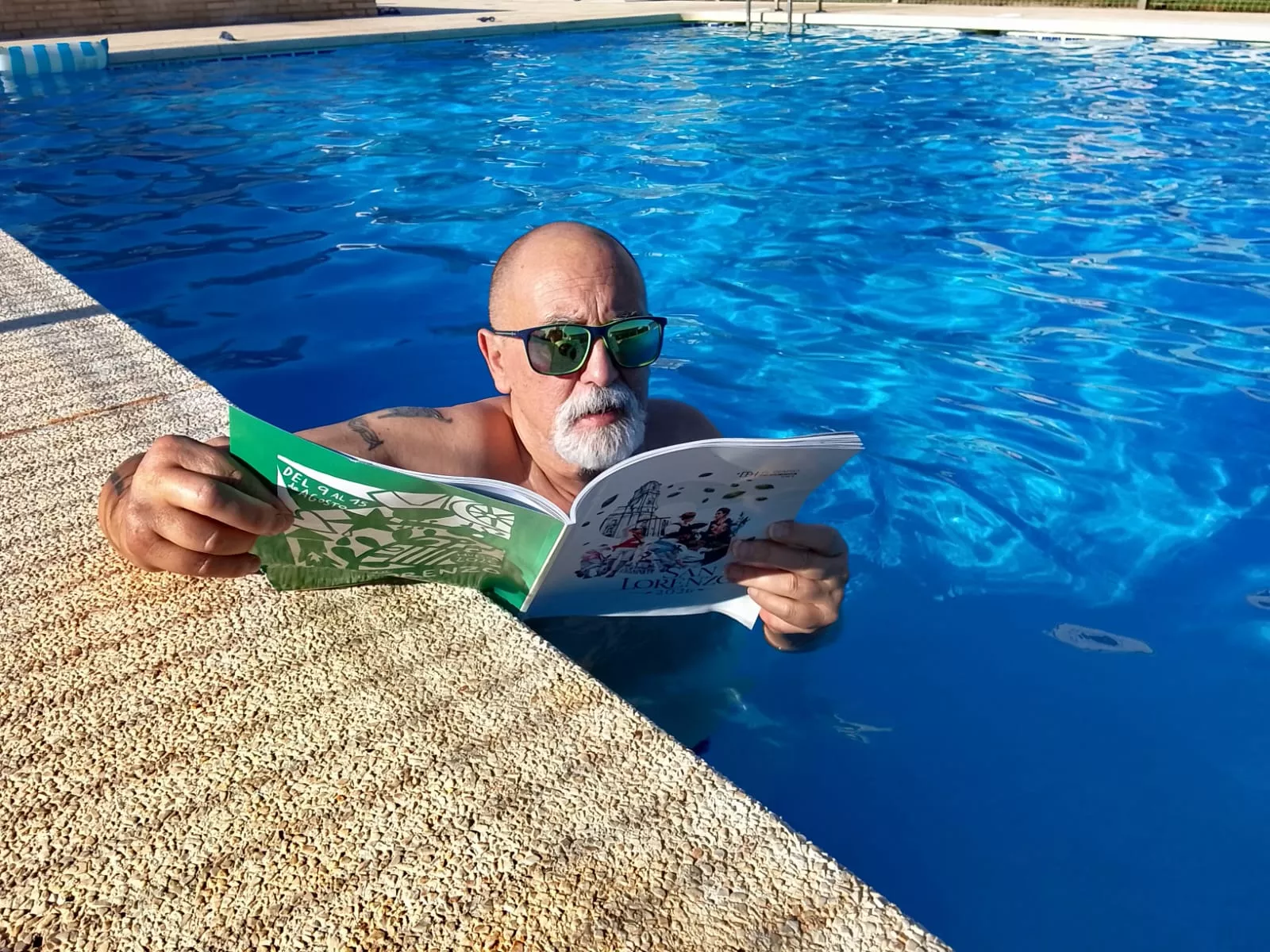 Carlos, disfrutando a remojo de la lectura.