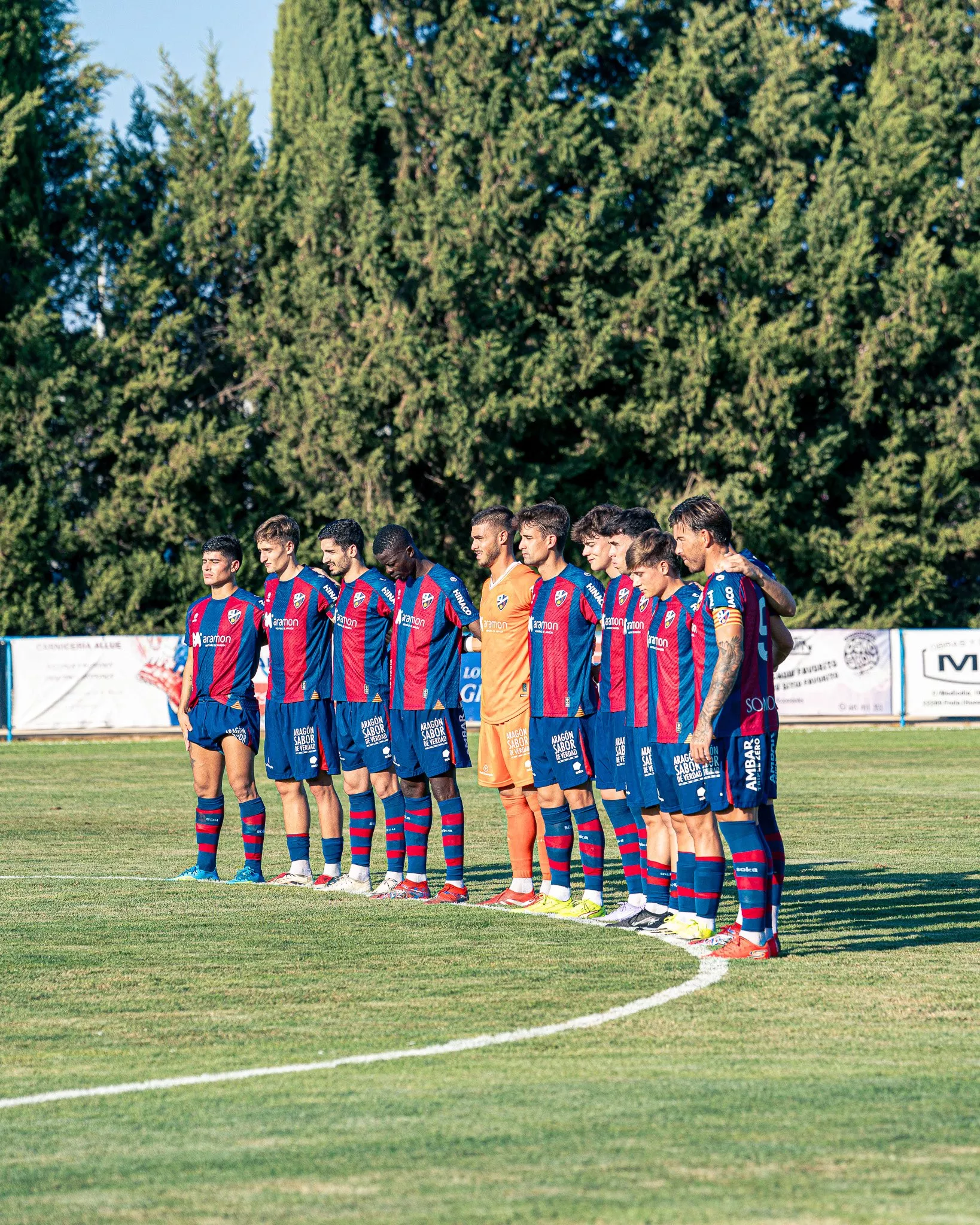 Minuto de silencio con el once del Huesca