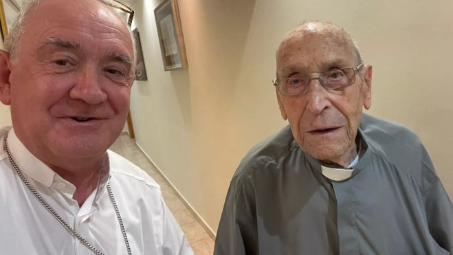 El prelado y el sacerdote centenario El prelado y el sacerdote centenario