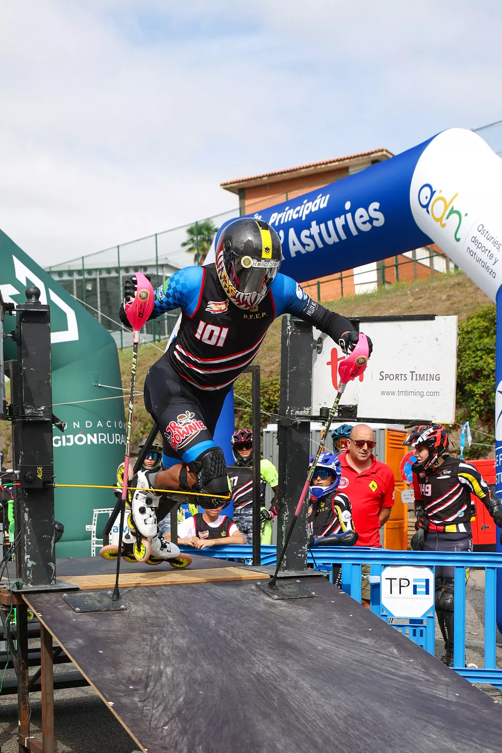 Gabriel patinando 