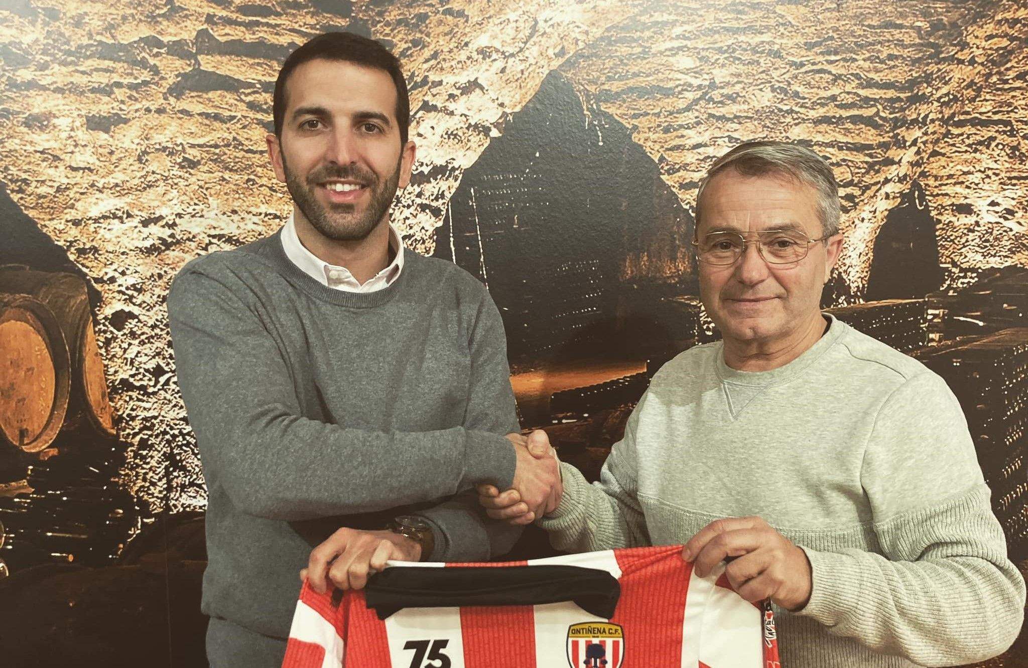 David Cregenzán, presidente del Ontiñena, posa tras el acuerdo junto a Antonio Quesada.