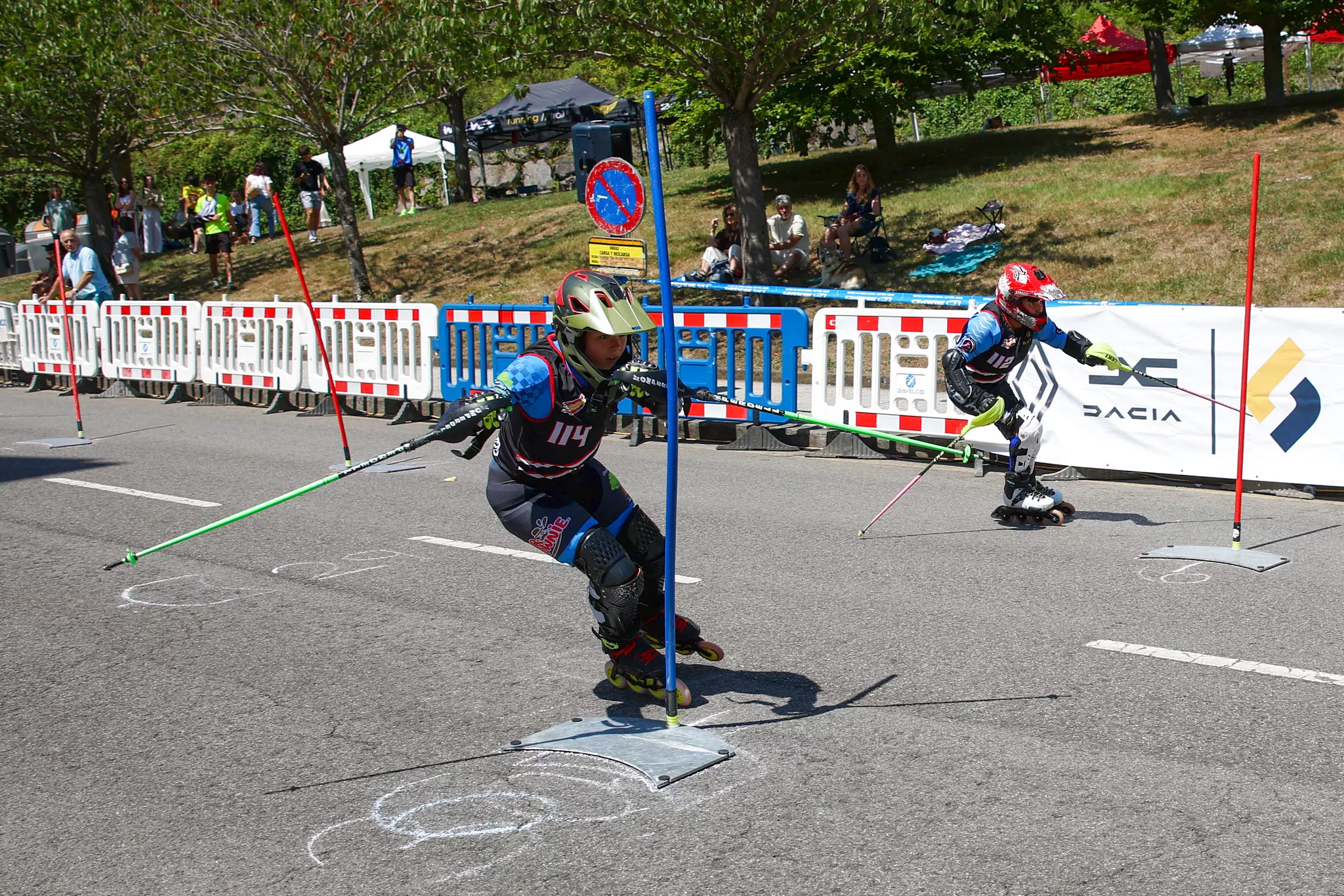 Noah patinando 