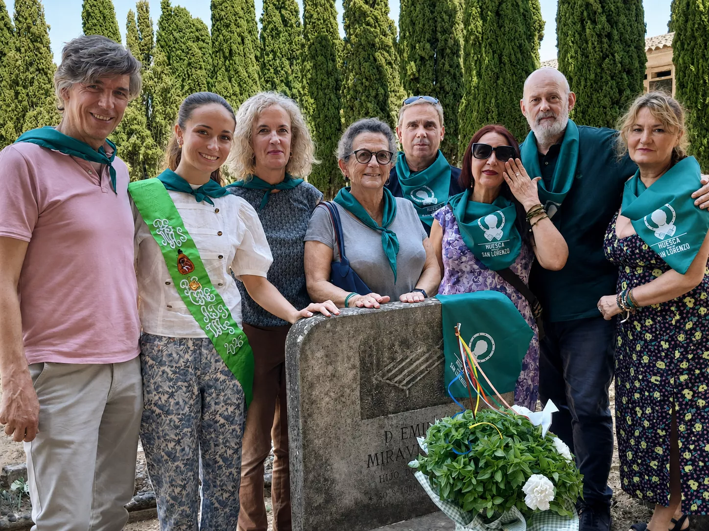 Miembros de Cuna de San Lorenzo con familiares de Emilio Miravé