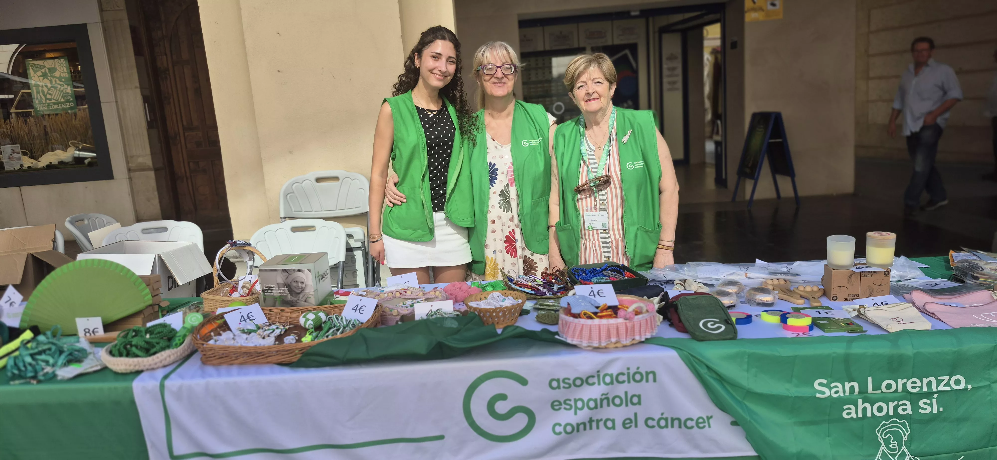 Mesa de la Asociación Contra el Cáncer en el Pórtico Laurentino. Foto Myriam Martínez