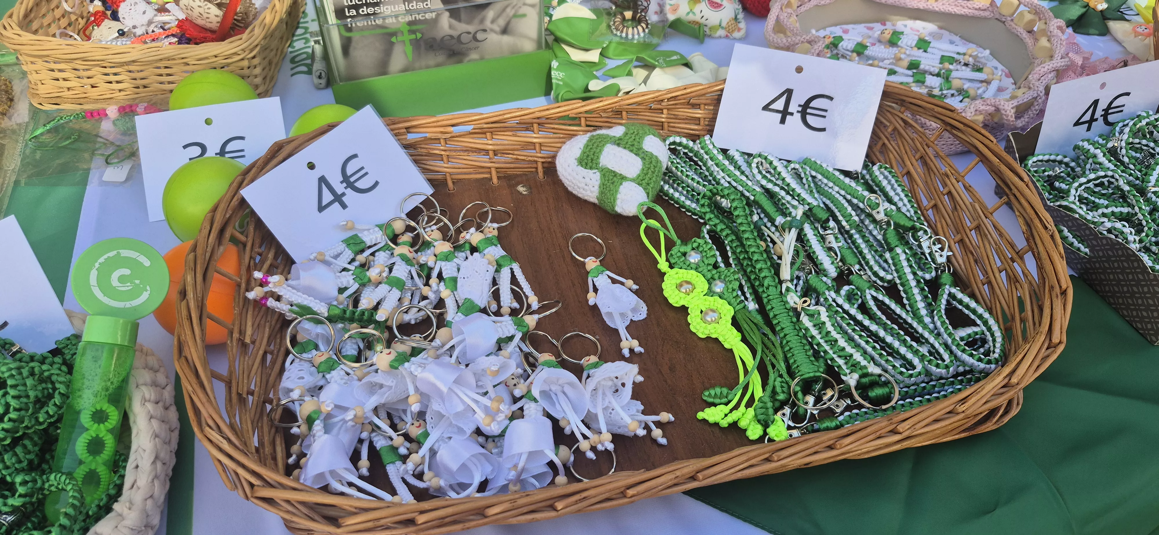 Mesa de la Asociación Contra el Cáncer en el Pórtico Laurentino. Foto Myriam Martínez